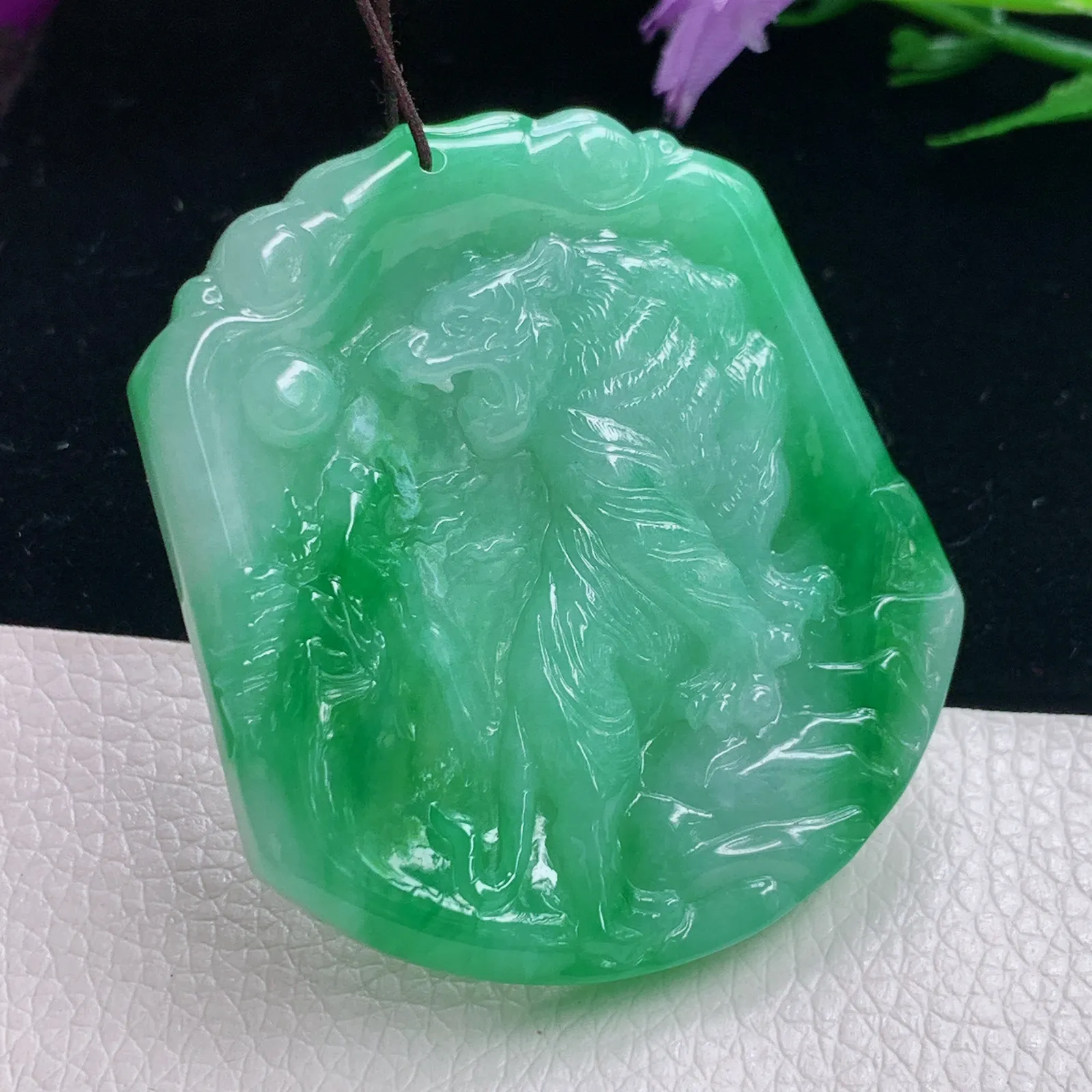 Kti实拍48*42.5*5.5缅甸翡翠A货冰润阳绿上山虎玉吊坠 生肖虎
