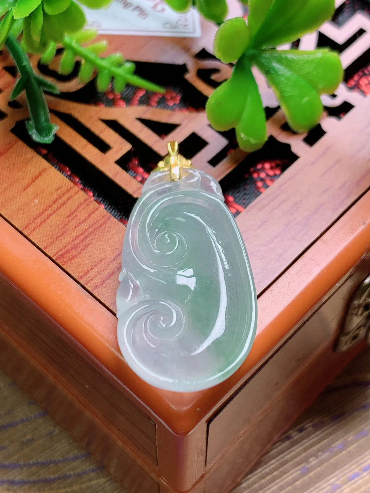 精品推荐，缅甸天然A货翡翠，18K金扣镶嵌冰种飘绿花如意吊坠，种水好，颜色鲜艳，玉质水润细腻，工艺精湛，佩戴效果更佳。