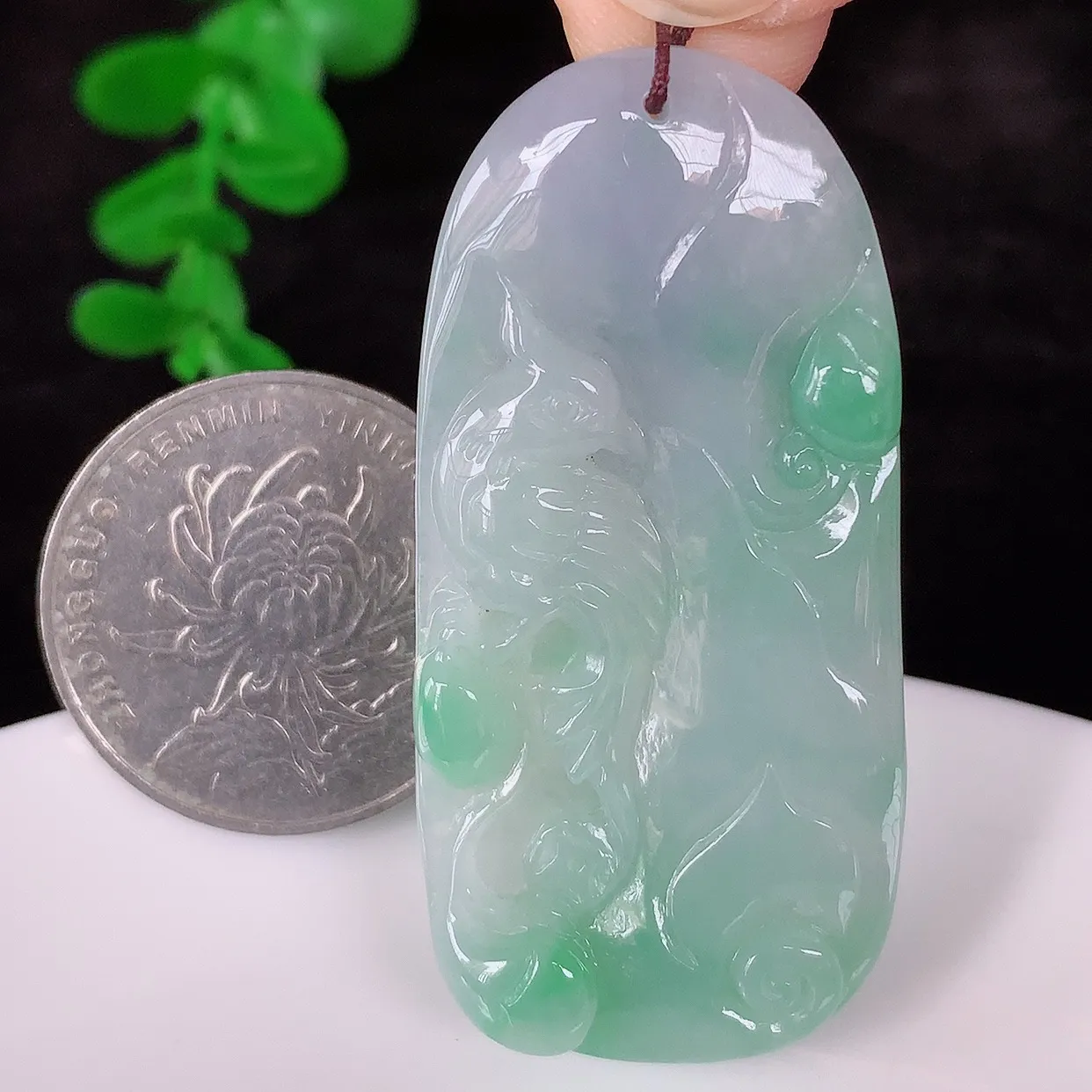 自然光实拍，冰润冰糯种春彩翡翠喜上眉梢吊坠，种老水足，翠色灵动，寓意美好，佩戴时尚出众！#41.21