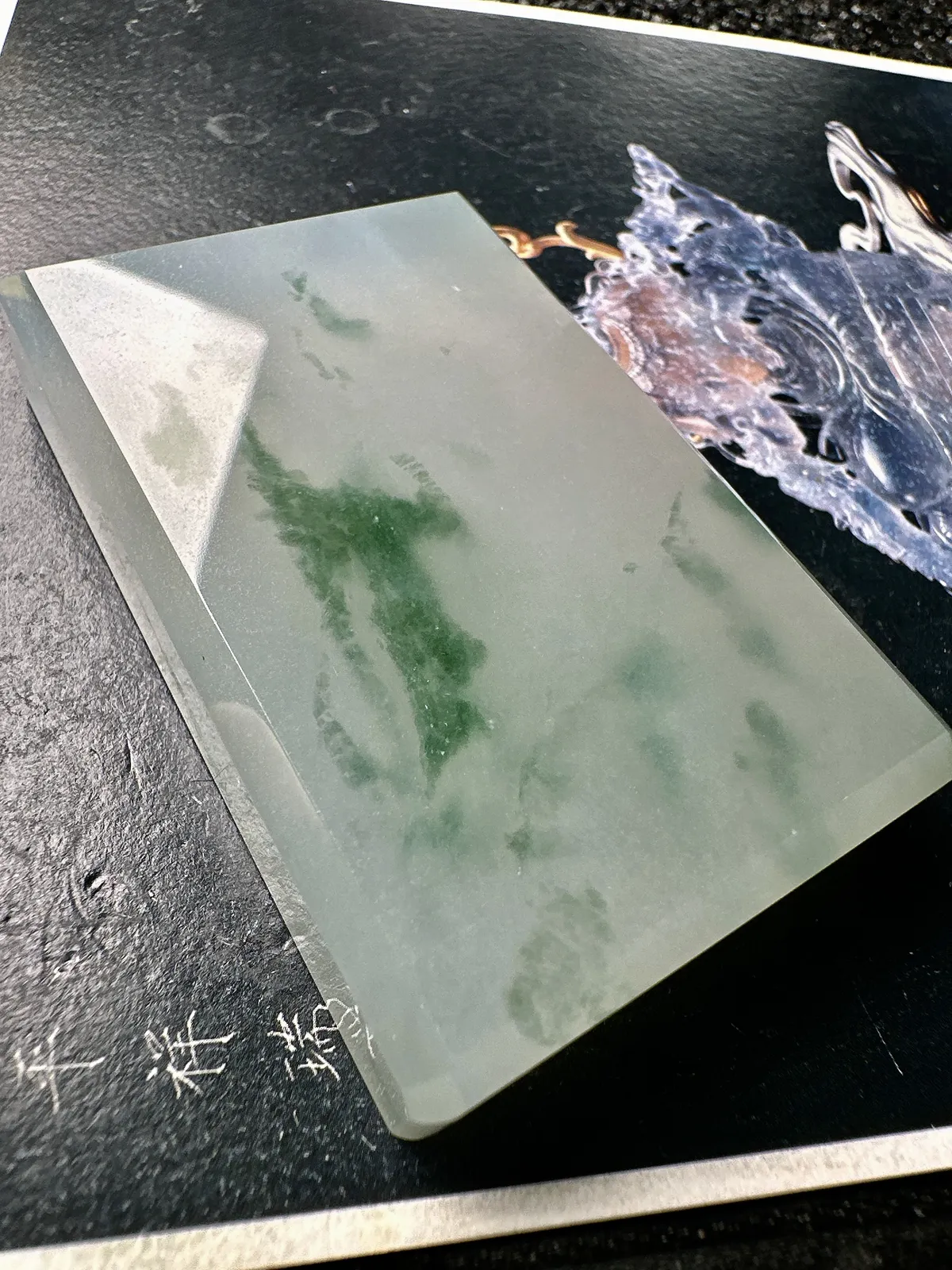 【冰种飘花无事牌】很大很厚装，质地细腻，冰度很足，种相当老