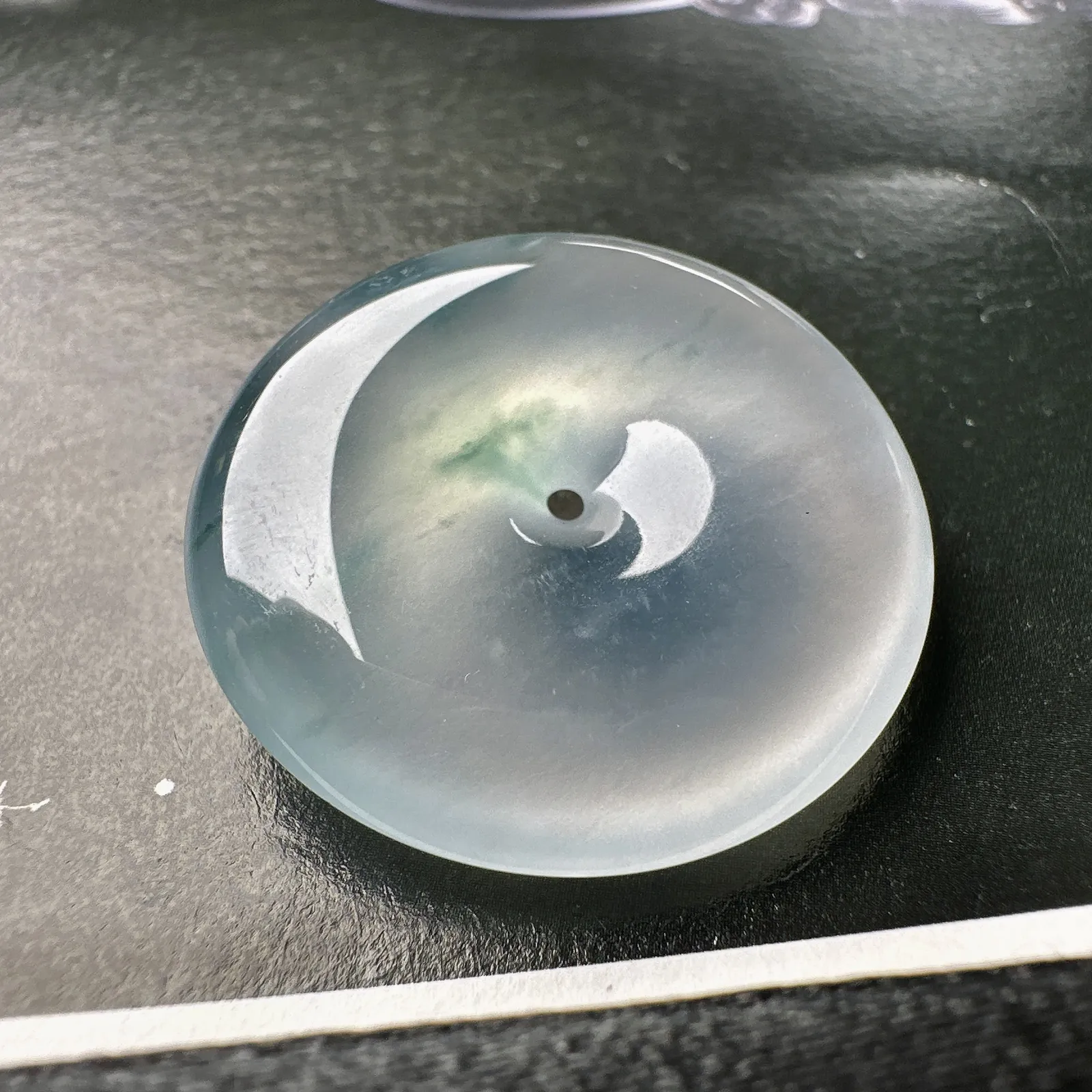 【冰种飘花平安扣】质地非常细腻，冰润十足，种老冰透，荧光闪耀。合适佩戴