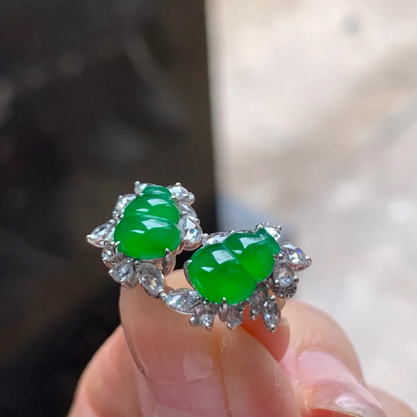 冰种辣绿葫芦耳钉
真金镶嵌 精致