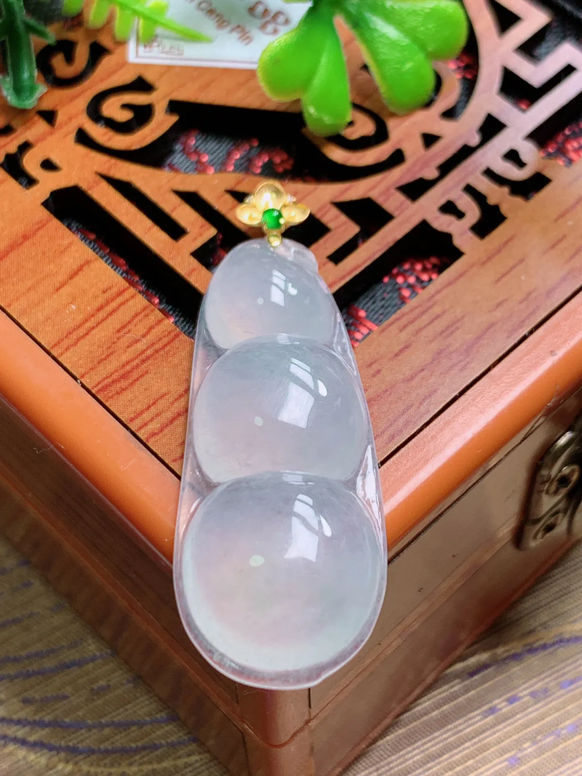 精品推荐，缅甸天然A货翡翠，18K金扣镶嵌冰种福豆吊坠，种水好，颜色鲜艳，玉质水润细腻，工艺精湛，佩戴效果更佳。