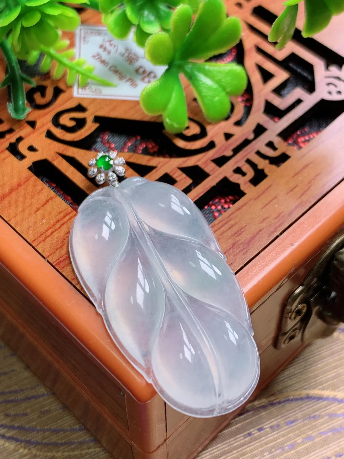 精品推荐，缅甸天然A货翡翠，18K金扣镶嵌冰种叶子吊坠，种水好，颜色鲜艳，玉质水润细腻，工艺精湛，佩