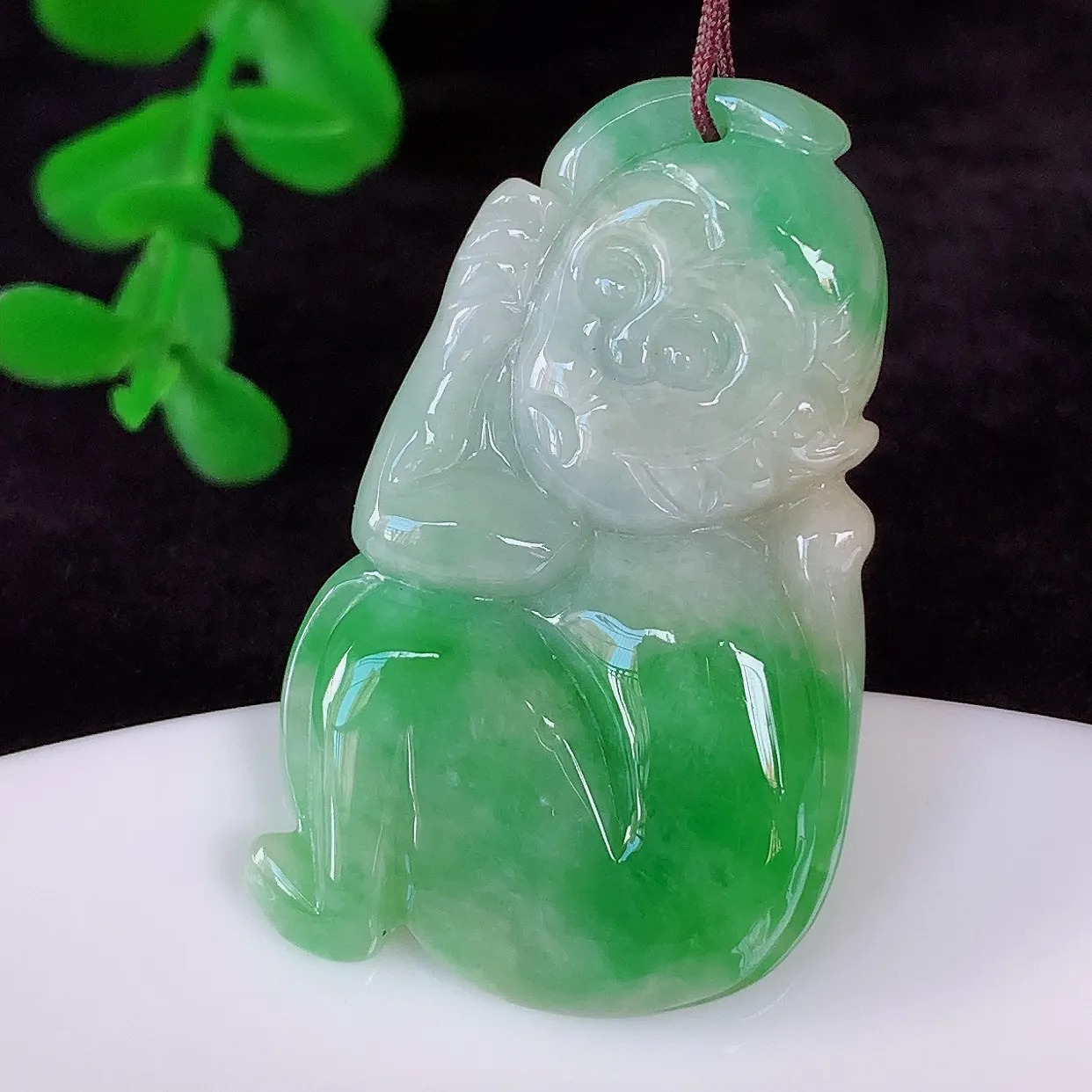 自然光实拍，冰润冰糯种飘阳绿翡翠生肖猴子吊坠，种老水足，翠色灵动，寓意美好，佩戴时尚出众！#87.2