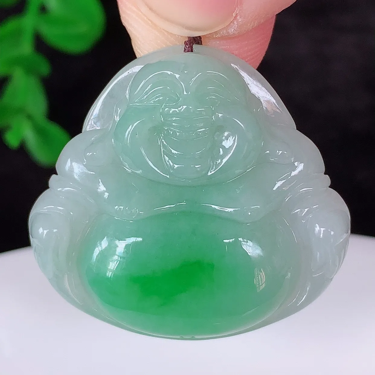 自然光实拍，冰润冰糯种飘阳绿翡翠佛公吊坠，饱满， 佛公亦保平安，寓意有福（佛公）相伴，配戴优雅迷人！#02.21
