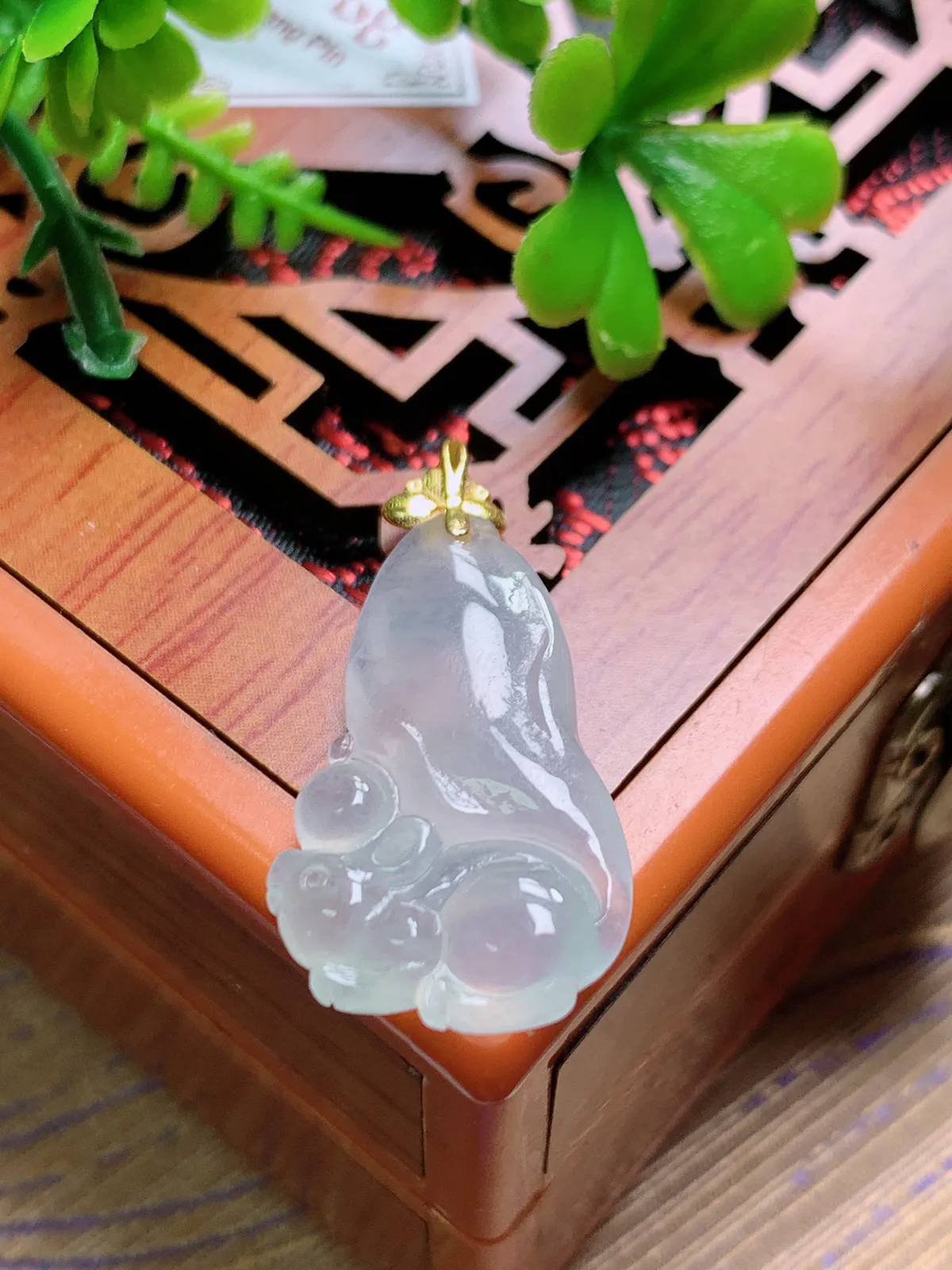 精品推荐，缅甸天然A货翡翠，18K金扣镶嵌冰种松鼠吊坠，种水好，颜色鲜艳，玉质水润细腻，工艺精湛，佩戴效果更佳。