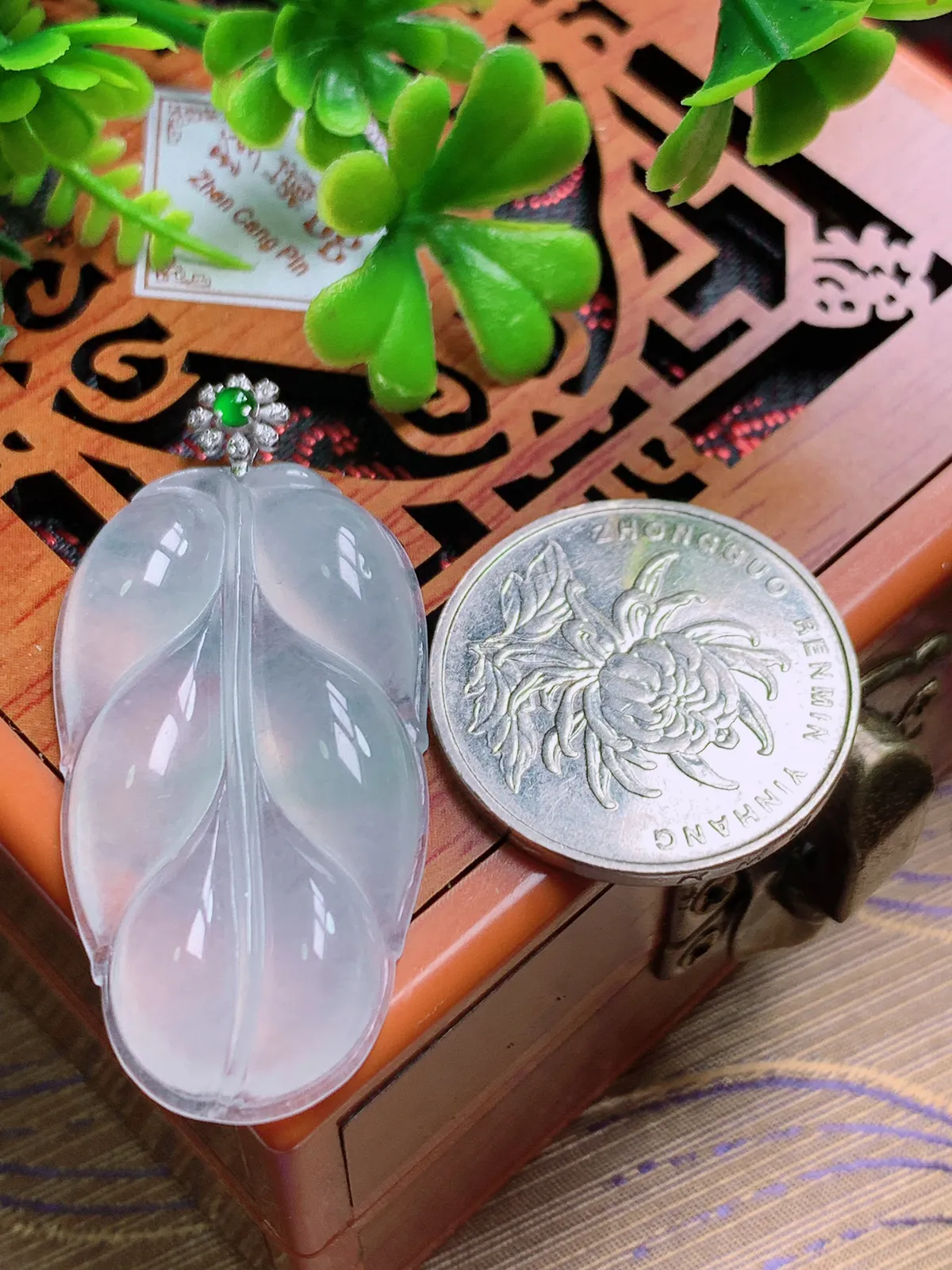 精品推荐，缅甸天然A货翡翠，18K金扣镶嵌冰种叶子吊坠，种水好，颜色鲜艳，玉质水润细腻，工艺精湛，佩戴效果更佳。