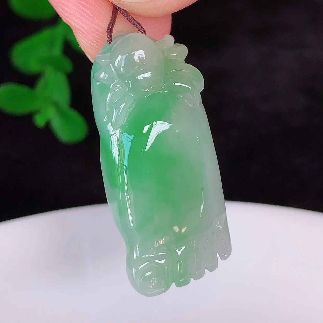 自然光实拍，冰润冰糯种飘阳绿翡翠知足常乐吊坠，种老水足，翠色灵动，寓意美好，佩戴时尚出众！#87.21