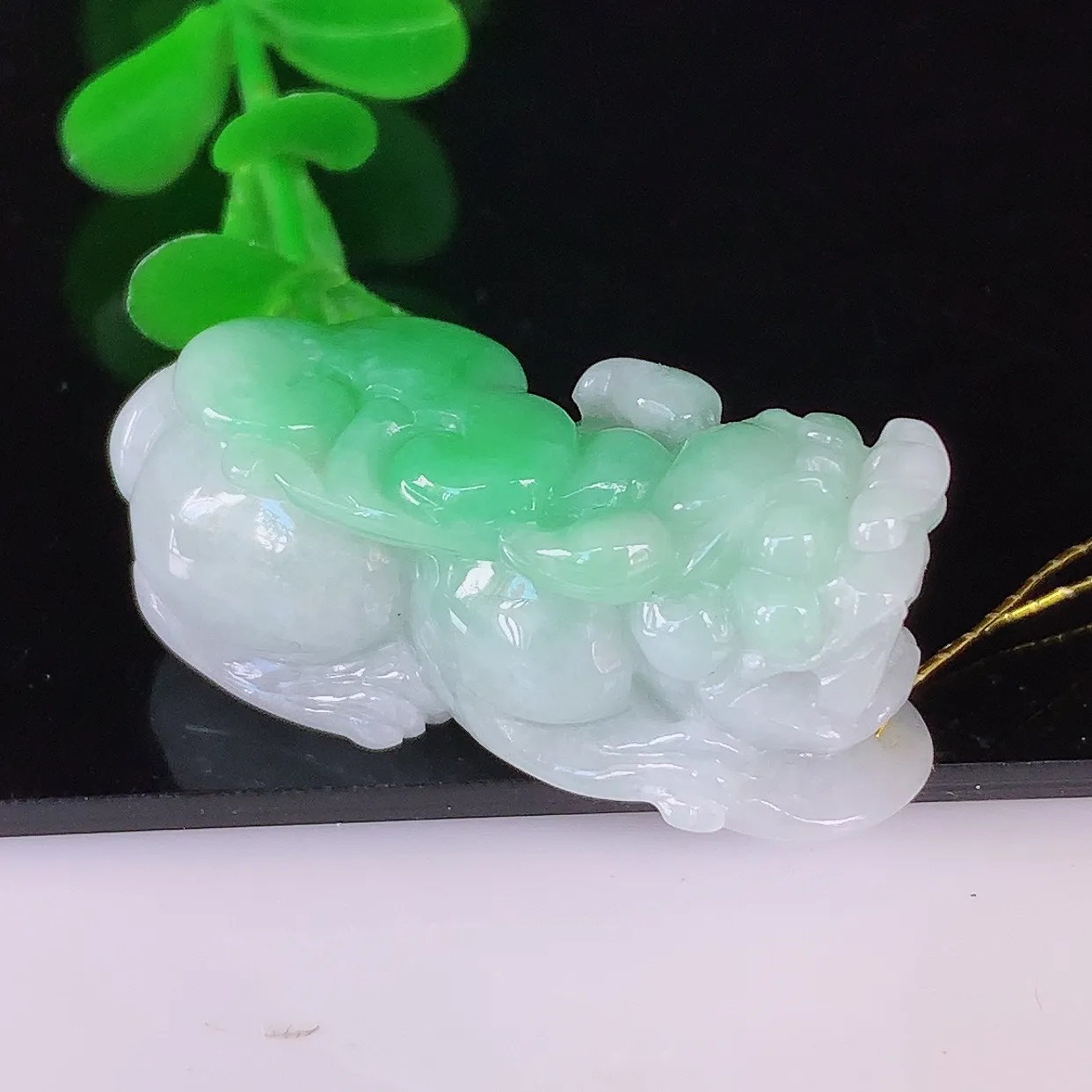 自然光实拍，冰润冰糯种飘阳绿翡翠招财貔貅吊坠，民间有“一摸貔貅运程旺盛，再摸貔貅财运滚滚，三摸貔貅平步青云 ”的美好祝愿。#35.21