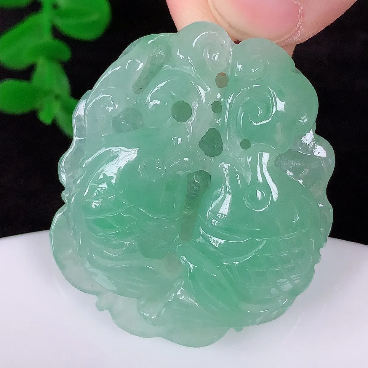 自然光实拍，冰润冰糯种飘绿翡翠年年有余，自由自在玉吊坠，寓意财源广进，雕工婉约，栩栩如生，佩戴优雅迷