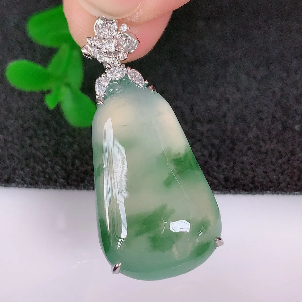 自然光实拍，18K金镶嵌冰润冰种飘绿花翡翠招财福瓜吊坠，翡翠福瓜招财瓜，冰润且起胶感，佩戴效果优雅迷人！#99.21整体32.6*14.8*7.5裸石23*14.6
