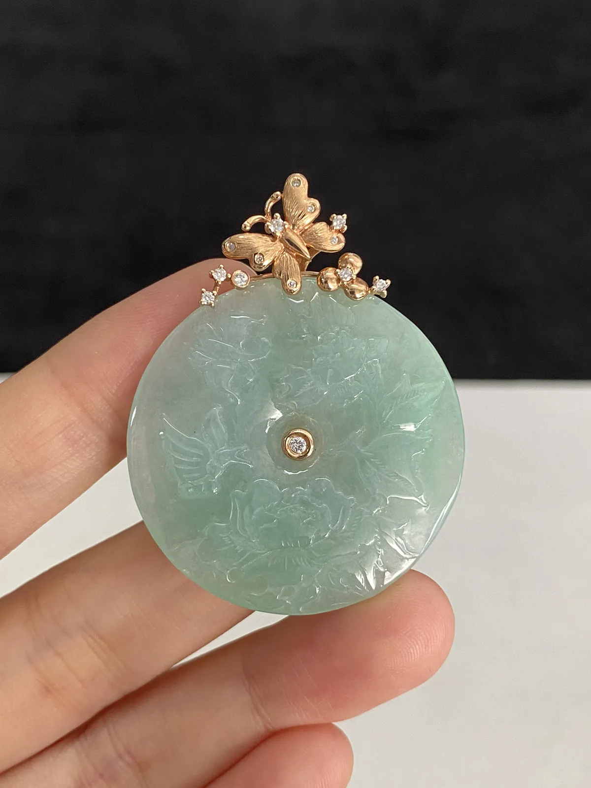 翡翠冰糯种淡绿色吊坠，印记：Au750,伴钻石