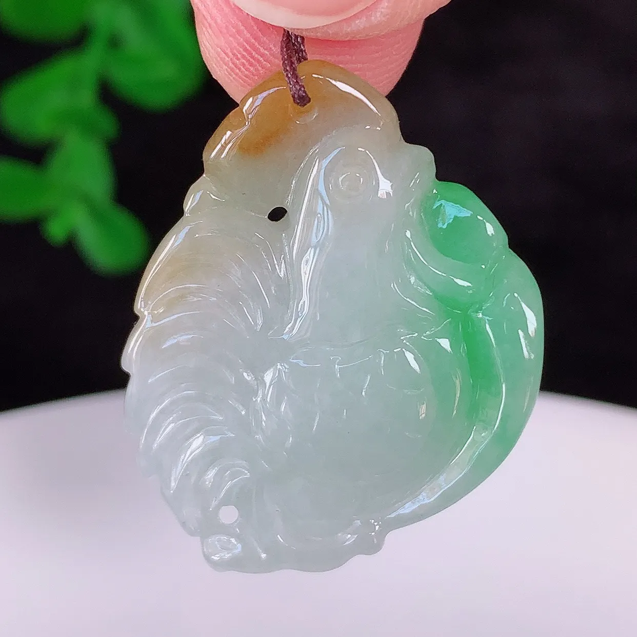 自然光实拍，冰润冰糯种双彩黄加绿翡翠生肖鸡吊坠，闻鸡起舞，种老水足，翠色灵动，寓意美好，佩戴时尚出众！#87.21