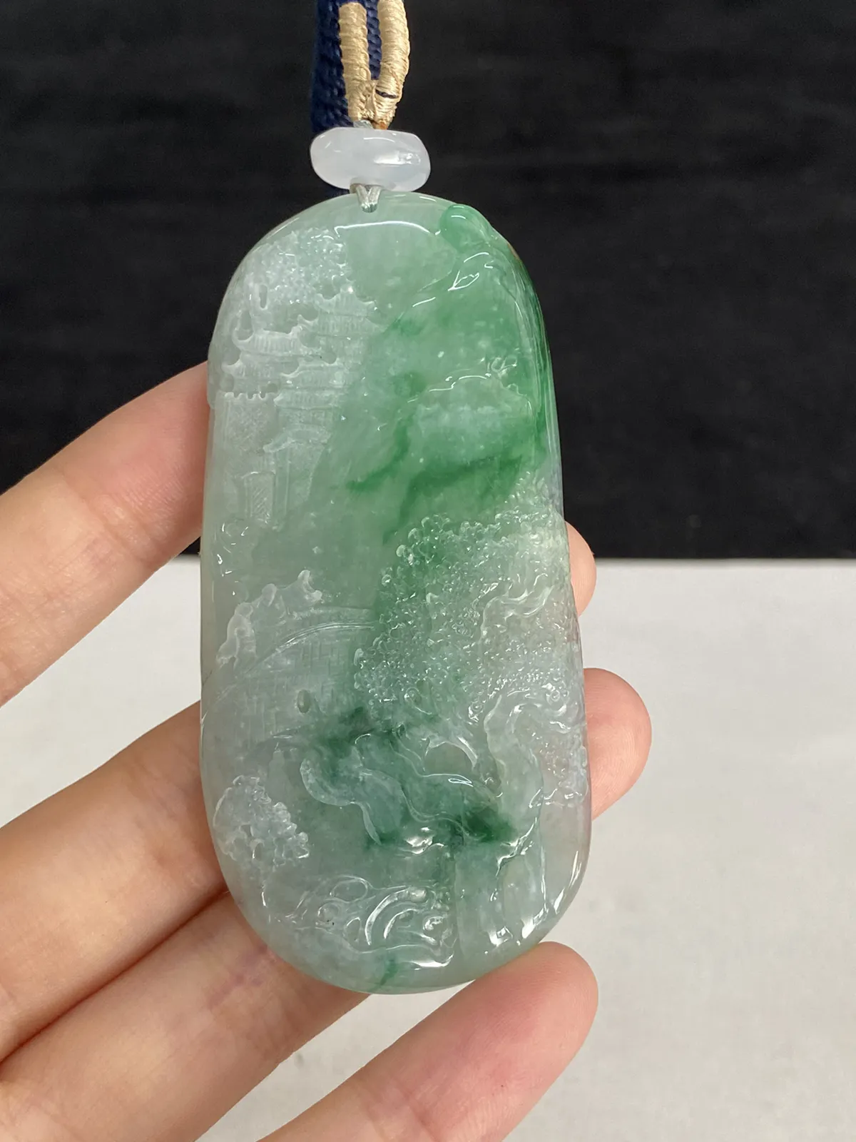 翡翠冰糯种飘绿吊坠，配珠未测