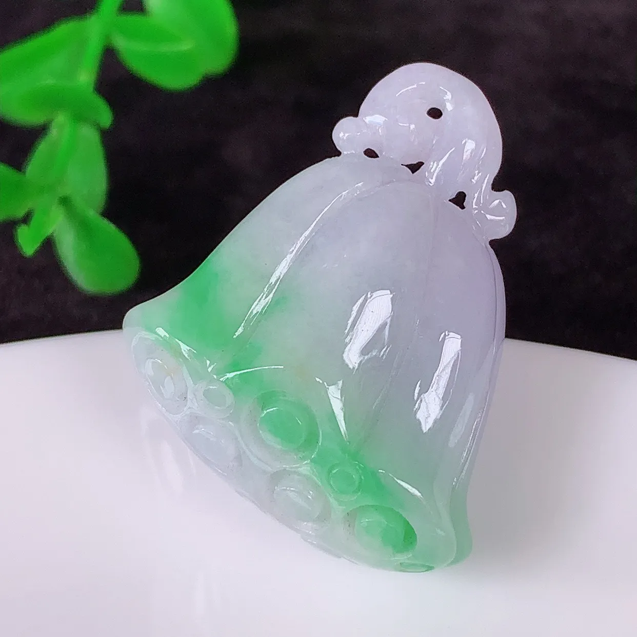 自然光实拍，冰润冰糯种春彩翡翠招财莲蓬吊坠，水润精细，寓意路路都通，有着促进事业有运！#02.21