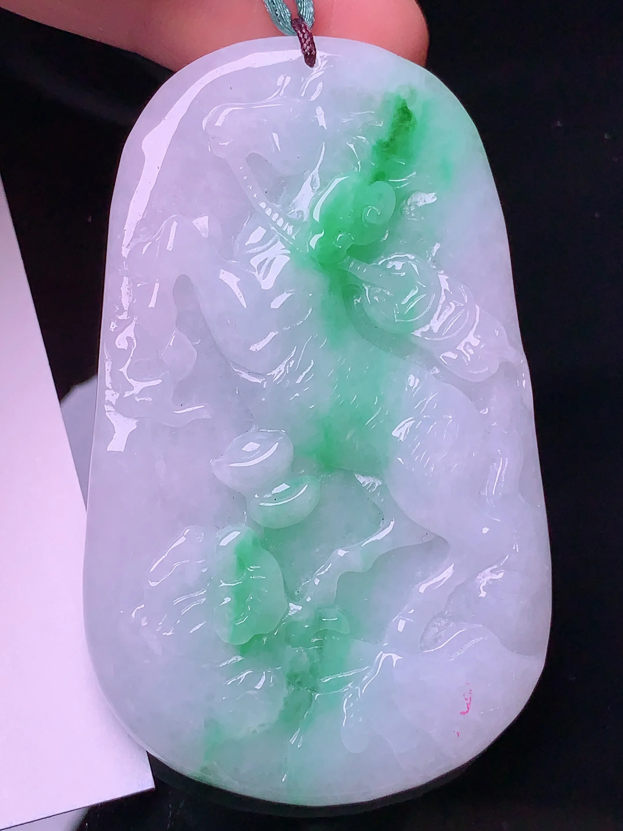飘绿马上有钱牌吊坠 玉质细腻 水润亮眼  整体尺寸60.8*37.2*5.3