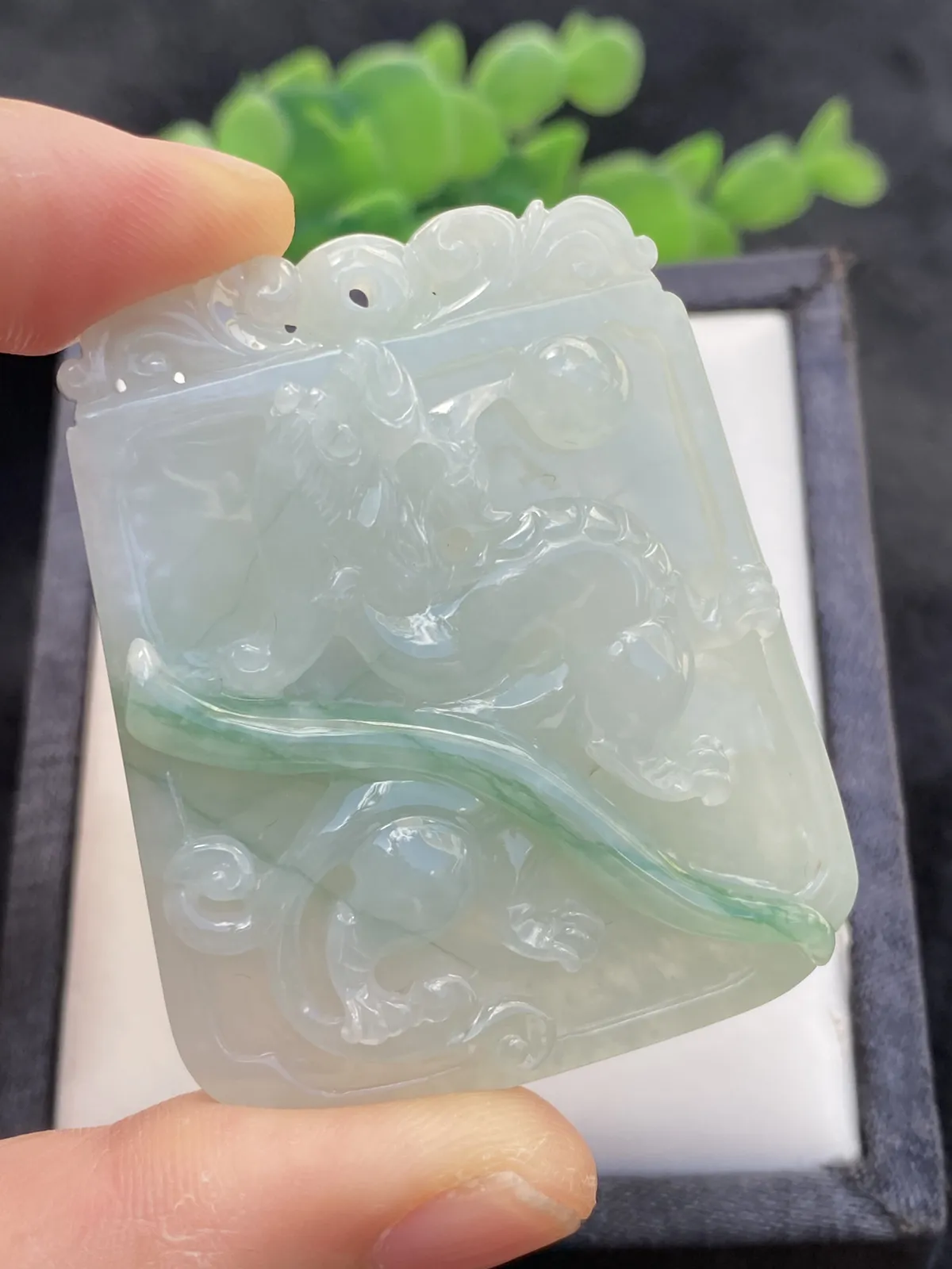 推荐【飘绿古龙牌】背面小避雕，水润，细腻，冰润，厚装，品相佳～