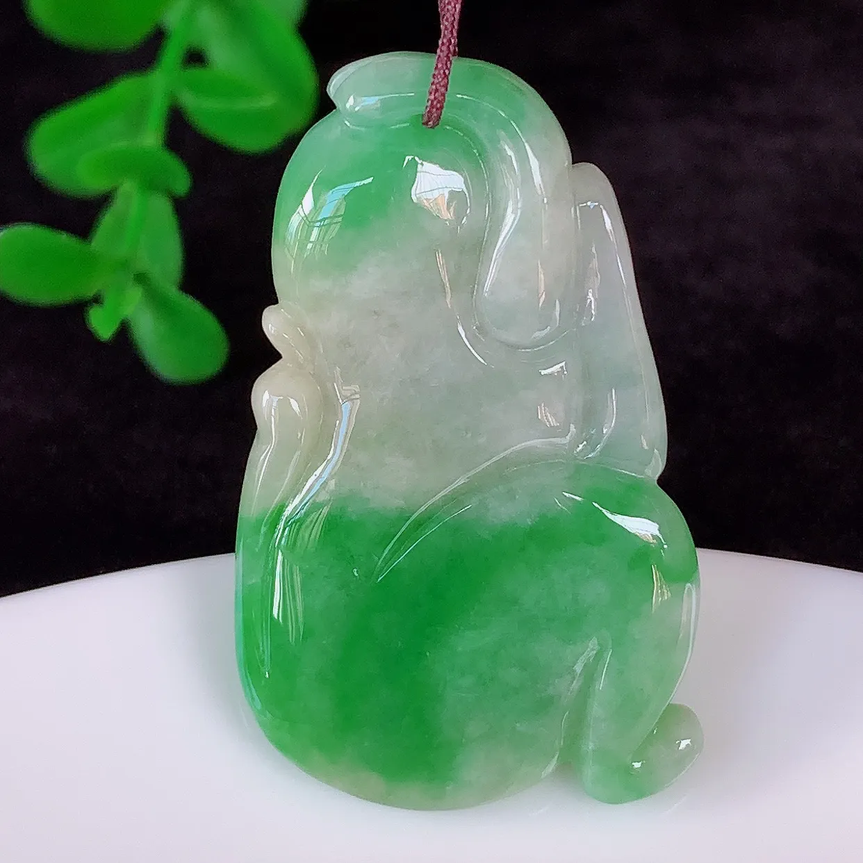 自然光实拍，冰润冰糯种飘阳绿翡翠生肖猴子吊坠，种老水足，翠色灵动，寓意美好，佩戴时尚出众！#87.21