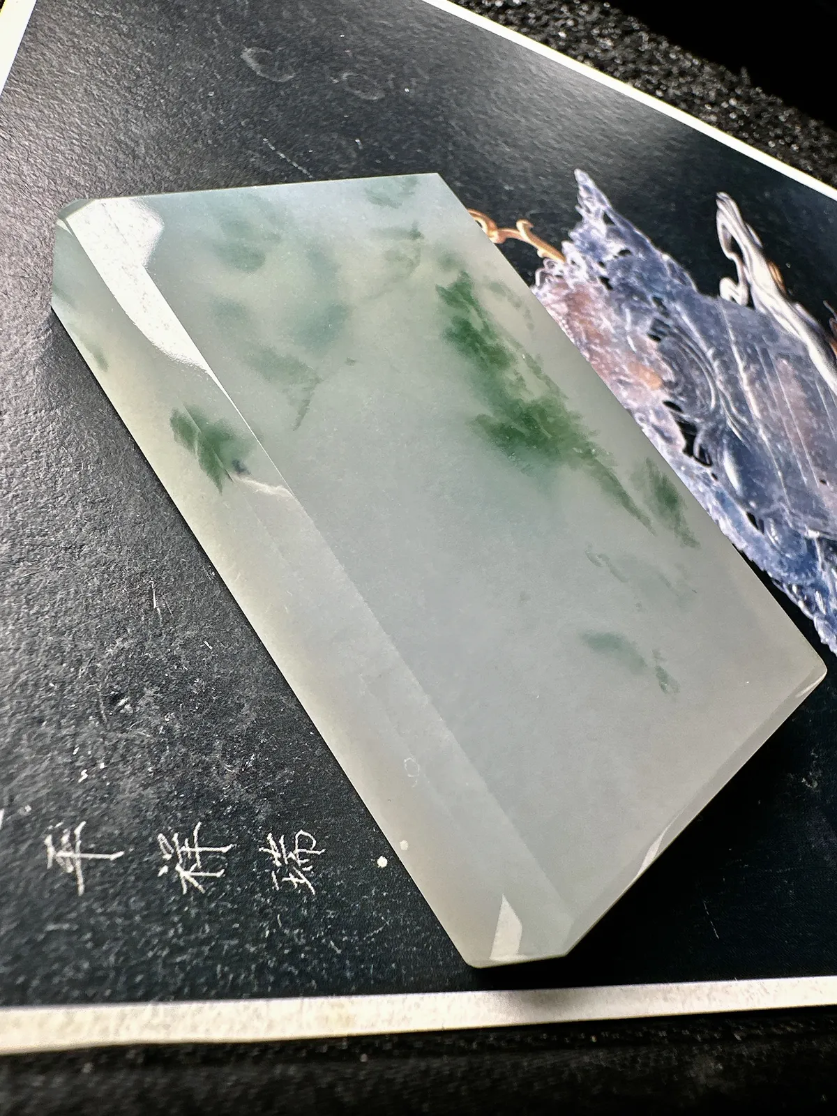 【冰种飘花无事牌】很大很厚装，质地细腻，冰度很足，种相当老