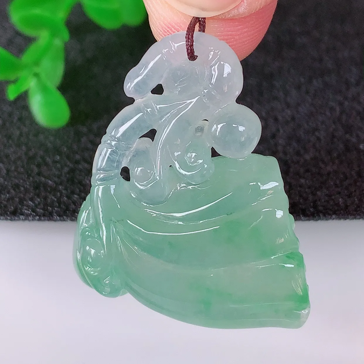自然光实拍，冰润冰种飘绿翡翠招财莲蓬吊坠，水润精细，寓意路路都通，有着促进事业有运！#02.21