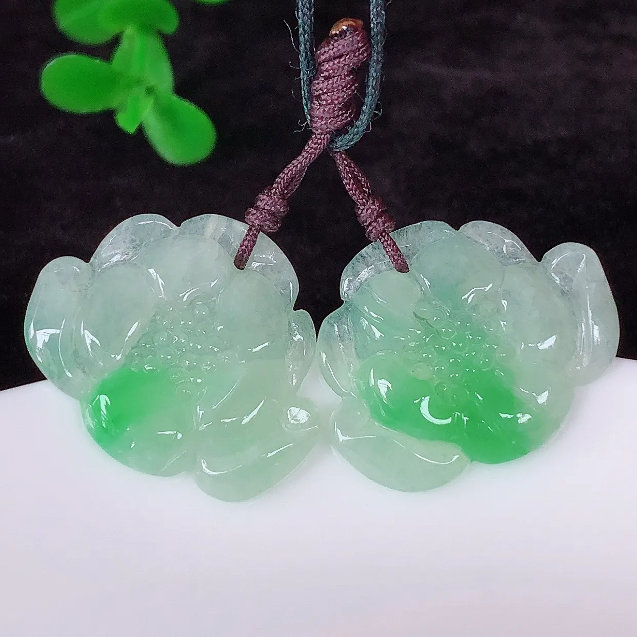 自然光实拍，冰润冰飘阳绿翡翠莲花吊坠，种老水足，翠色灵动，寓意美好，佩戴时尚出众！#41.21