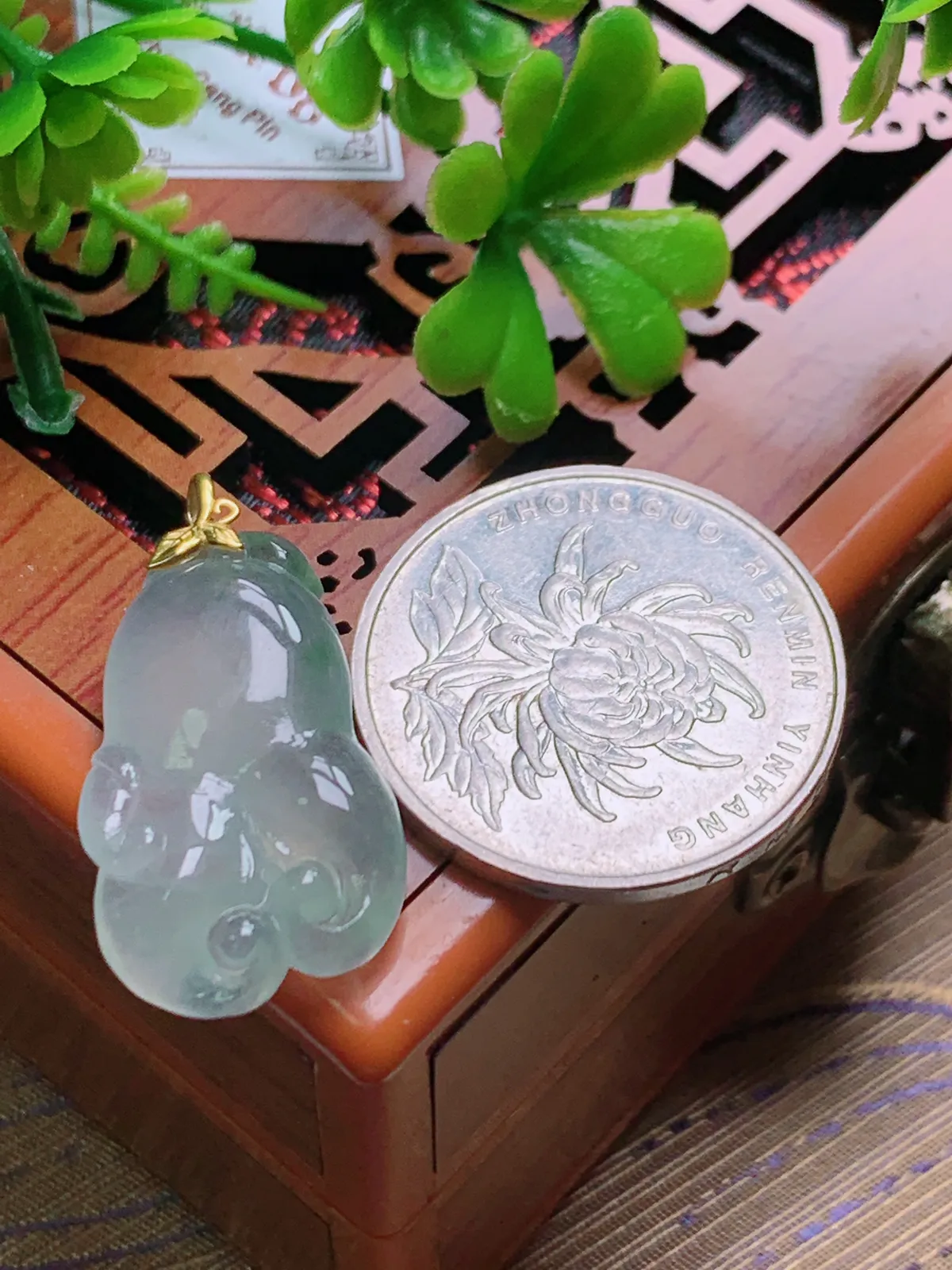 精品推荐，缅甸天然A货翡翠，18K金扣镶嵌冰种佛手吊坠，种水好，颜色鲜艳，玉质水润细腻，工艺精湛，佩戴效果更佳。