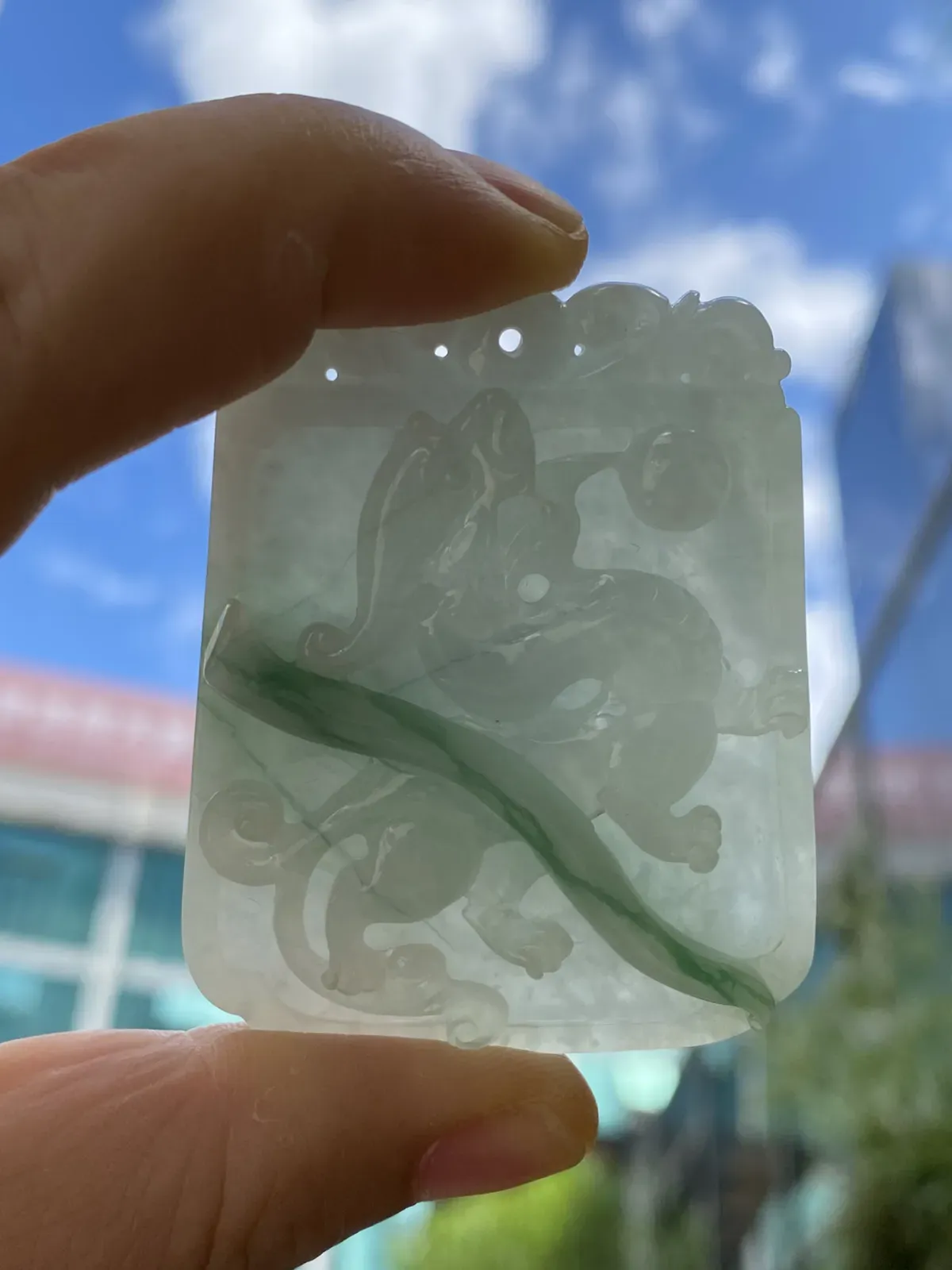 推荐【飘绿古龙牌】背面小避雕，水润，细腻，冰润，厚装，品相佳～