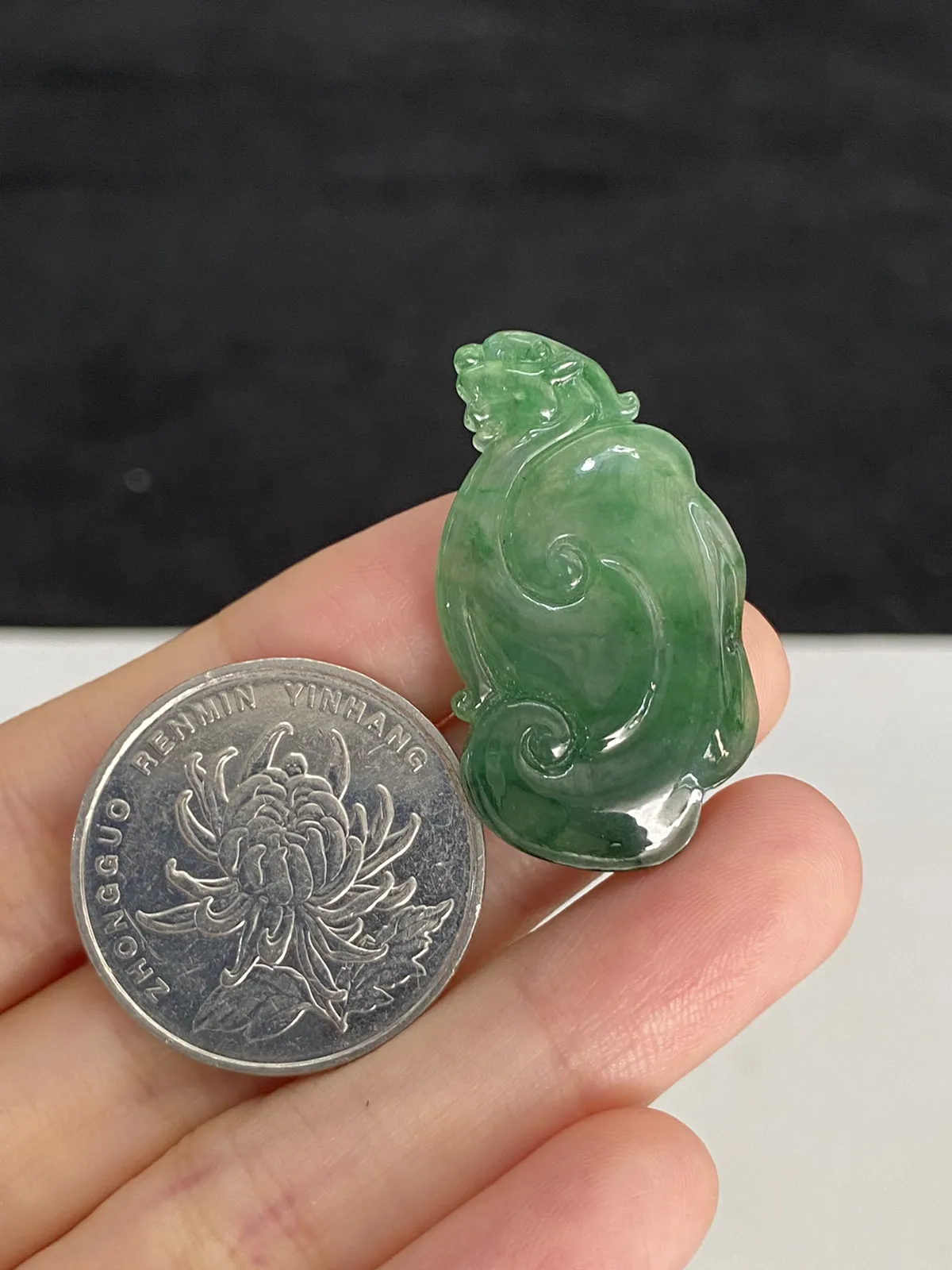 翡翠冰糯种浅绿色如意