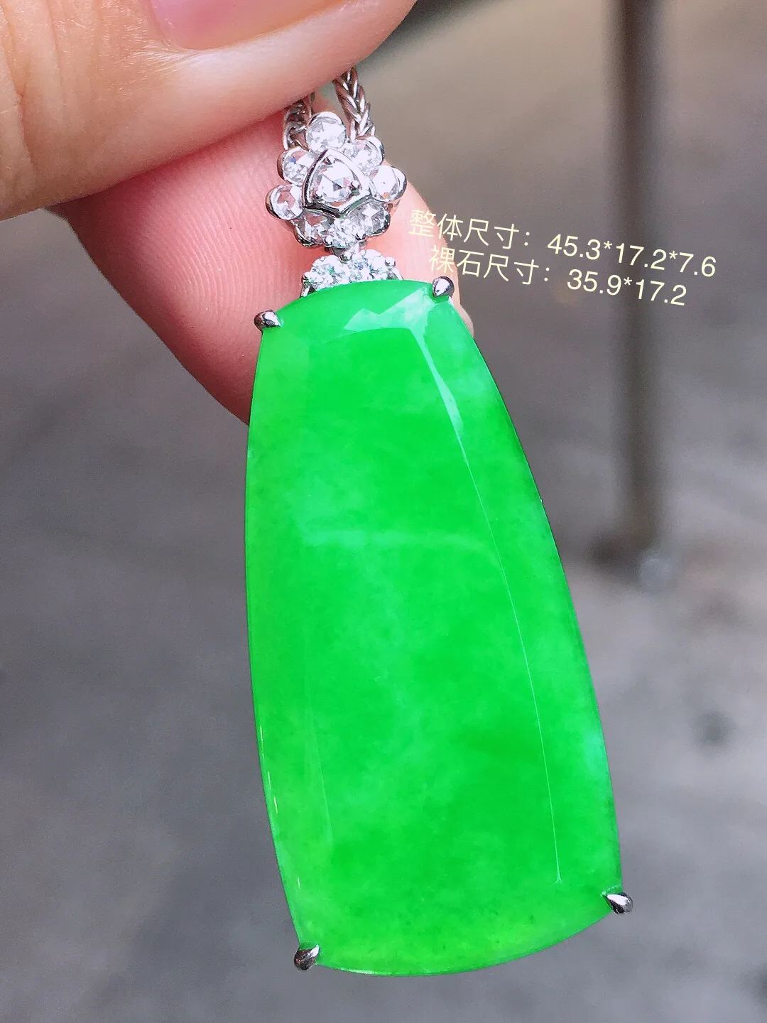 阳绿无事牌吊坠，色泽均匀艳丽，玉质细腻，荧光感超
强，饱满圆润，气质满满。18k
金豪华镶嵌