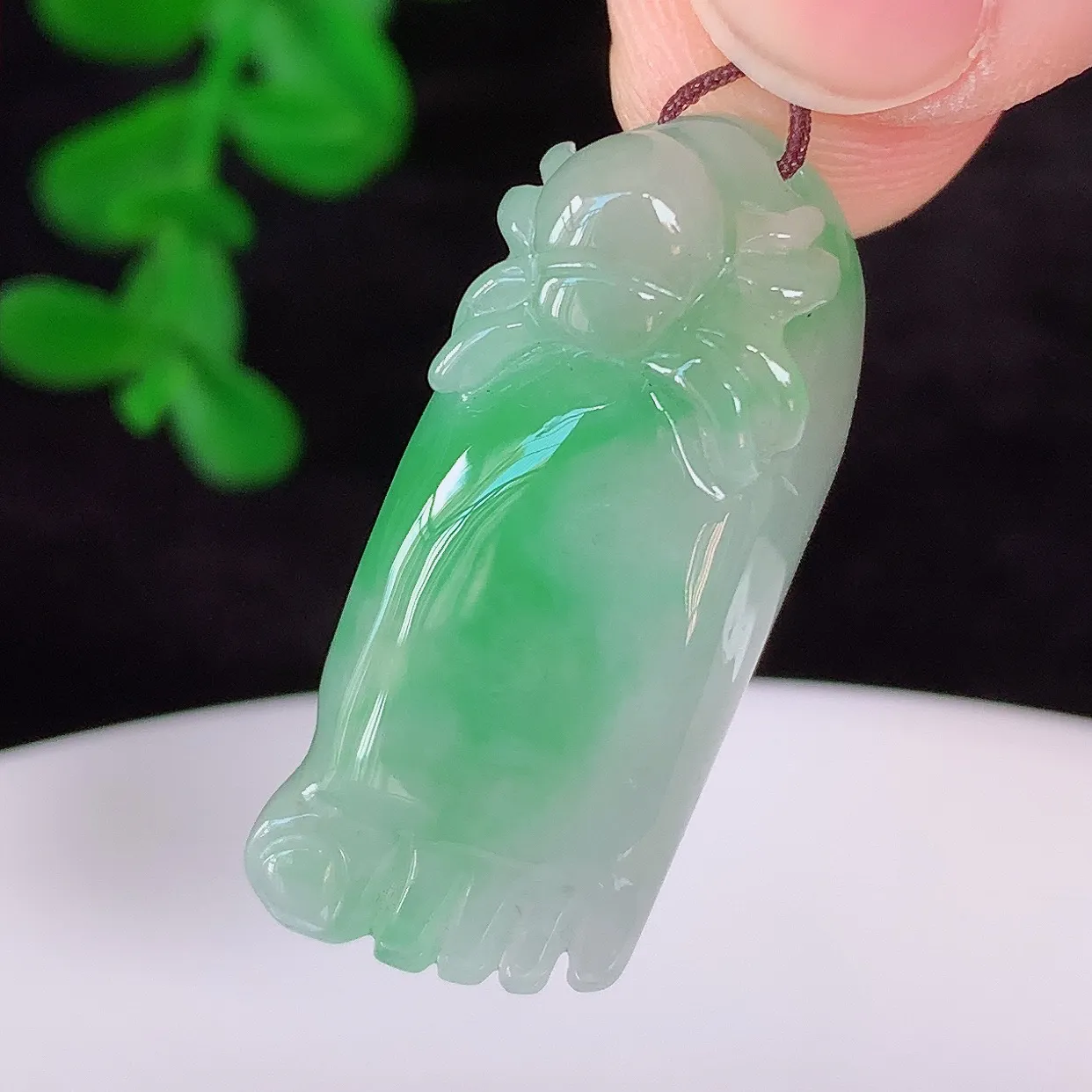 自然光实拍，冰润冰糯种飘阳绿翡翠知足常乐吊坠，种老水足，翠色灵动，寓意美好，佩戴时尚出众！#87.21