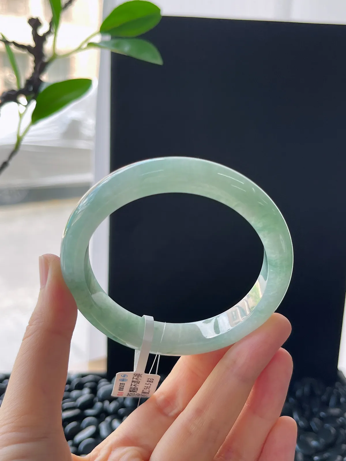 正圈57圈口，翡翠糯化种浅绿色手镯