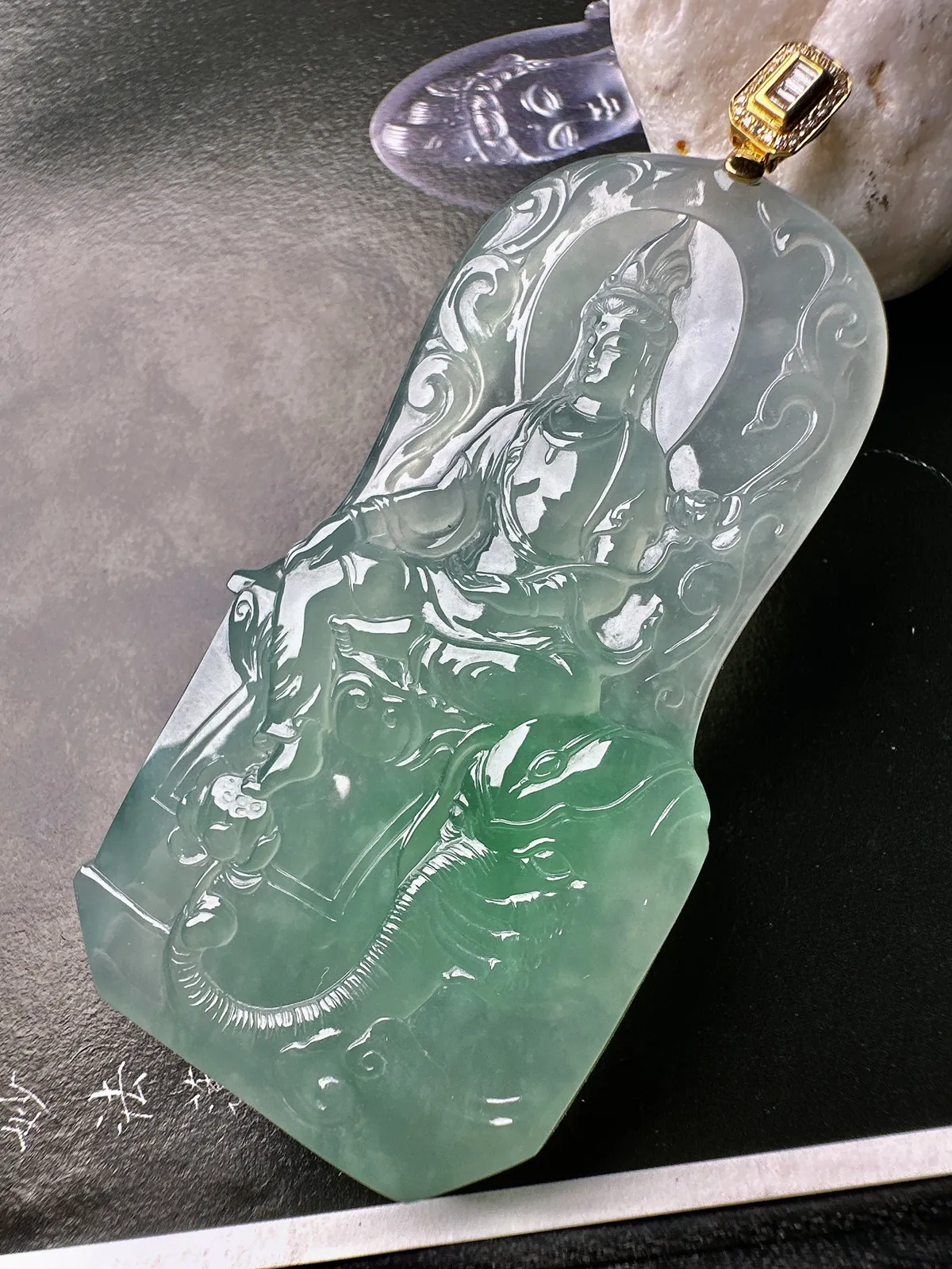 【冰种飘绿普贤菩萨】种老质地细腻，冰润纯净，光感好。雕工精美，是生肖龙、蛇的守护神。18k金扣头镶嵌，裸石尺寸68.3*36.5*6.3毫米