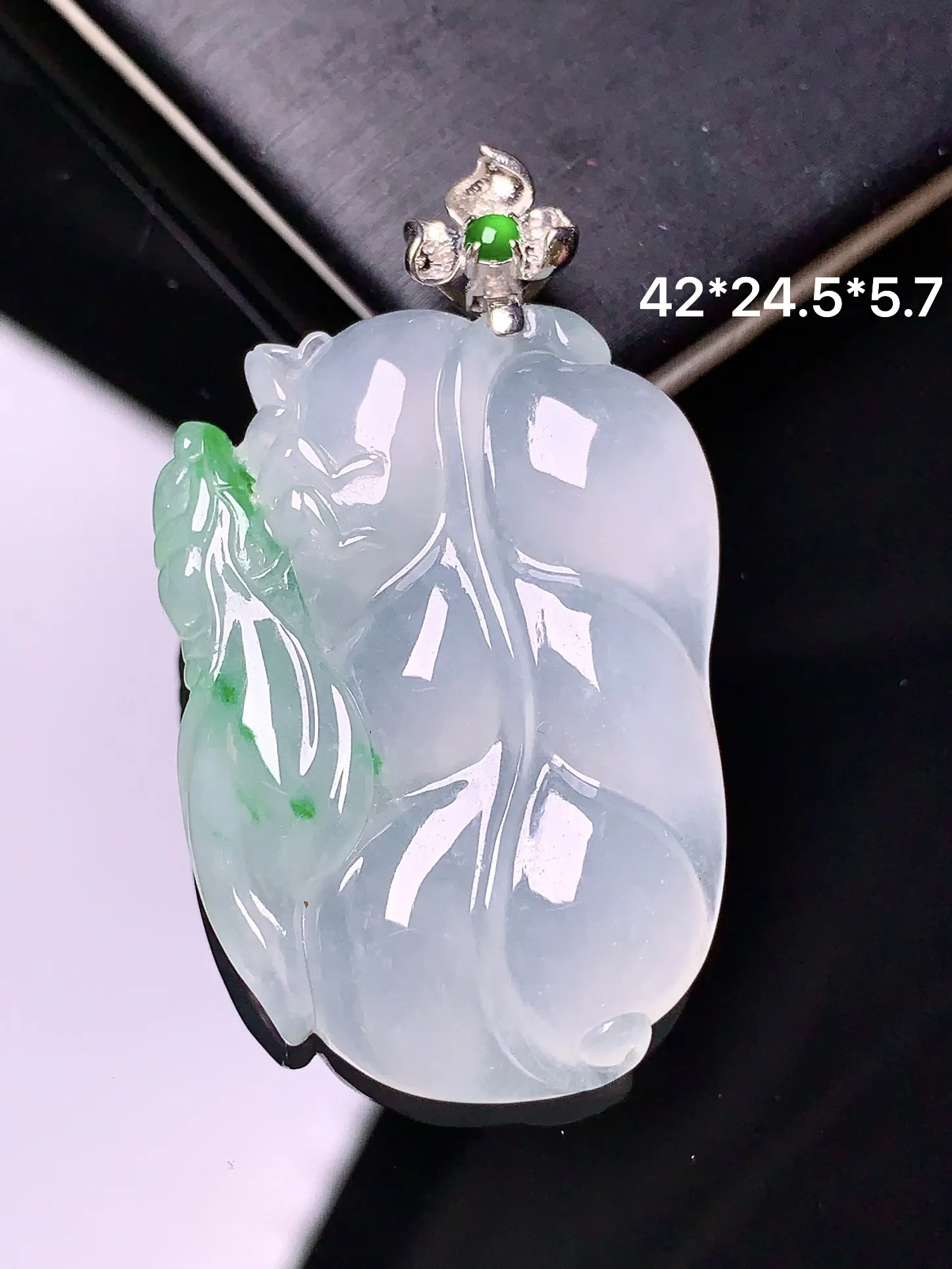 18k金镶嵌飘绿树叶吊坠 玉质细腻 水润亮眼  整体尺寸42*24.5*5.7