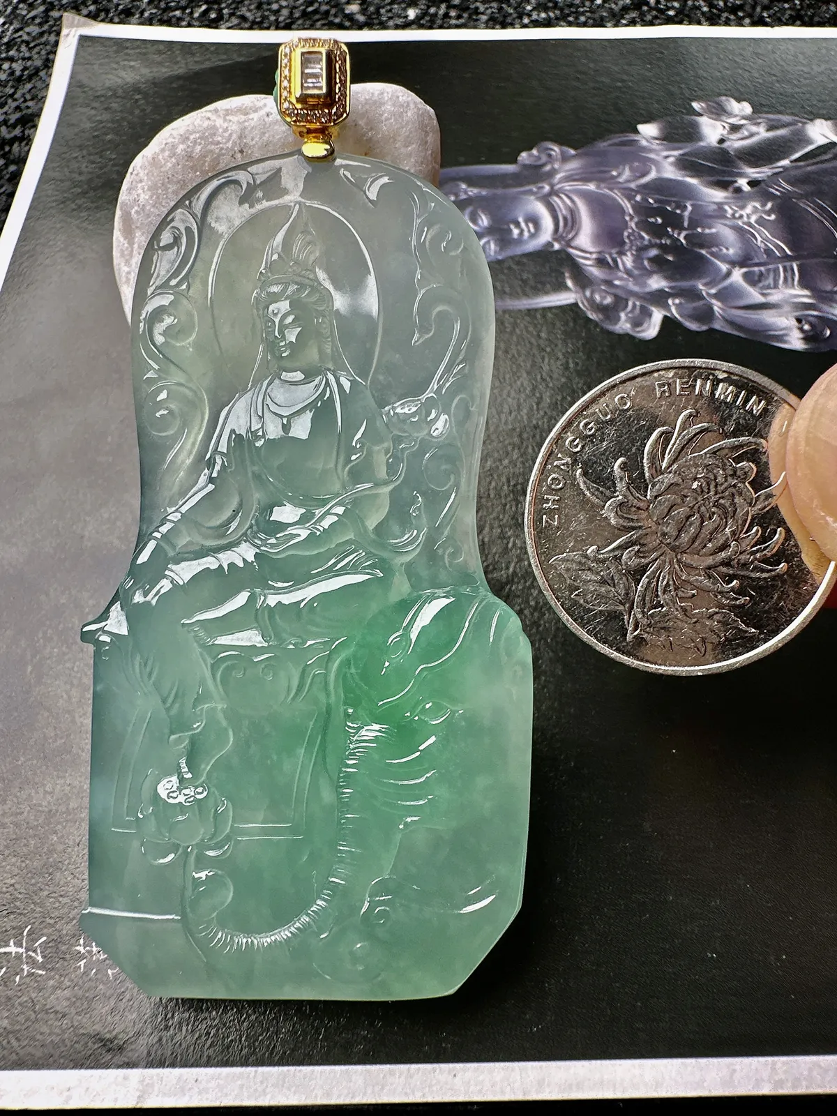 【冰种飘绿普贤菩萨】种老质地细腻，冰润纯净，光感好。雕工精美，是生肖龙、蛇的守护神。18k金扣头镶嵌，裸石尺寸68.3*36.5*6.3毫米