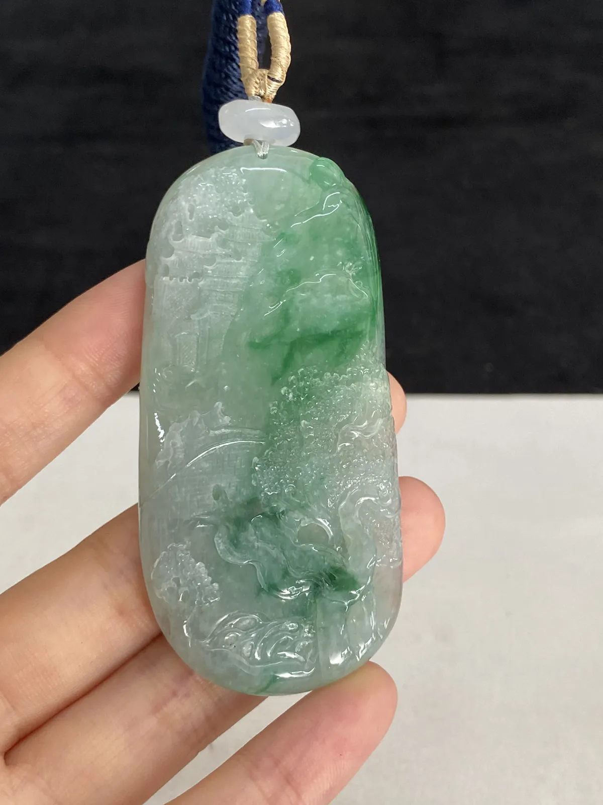 翡翠冰糯种飘绿吊坠，配珠未测