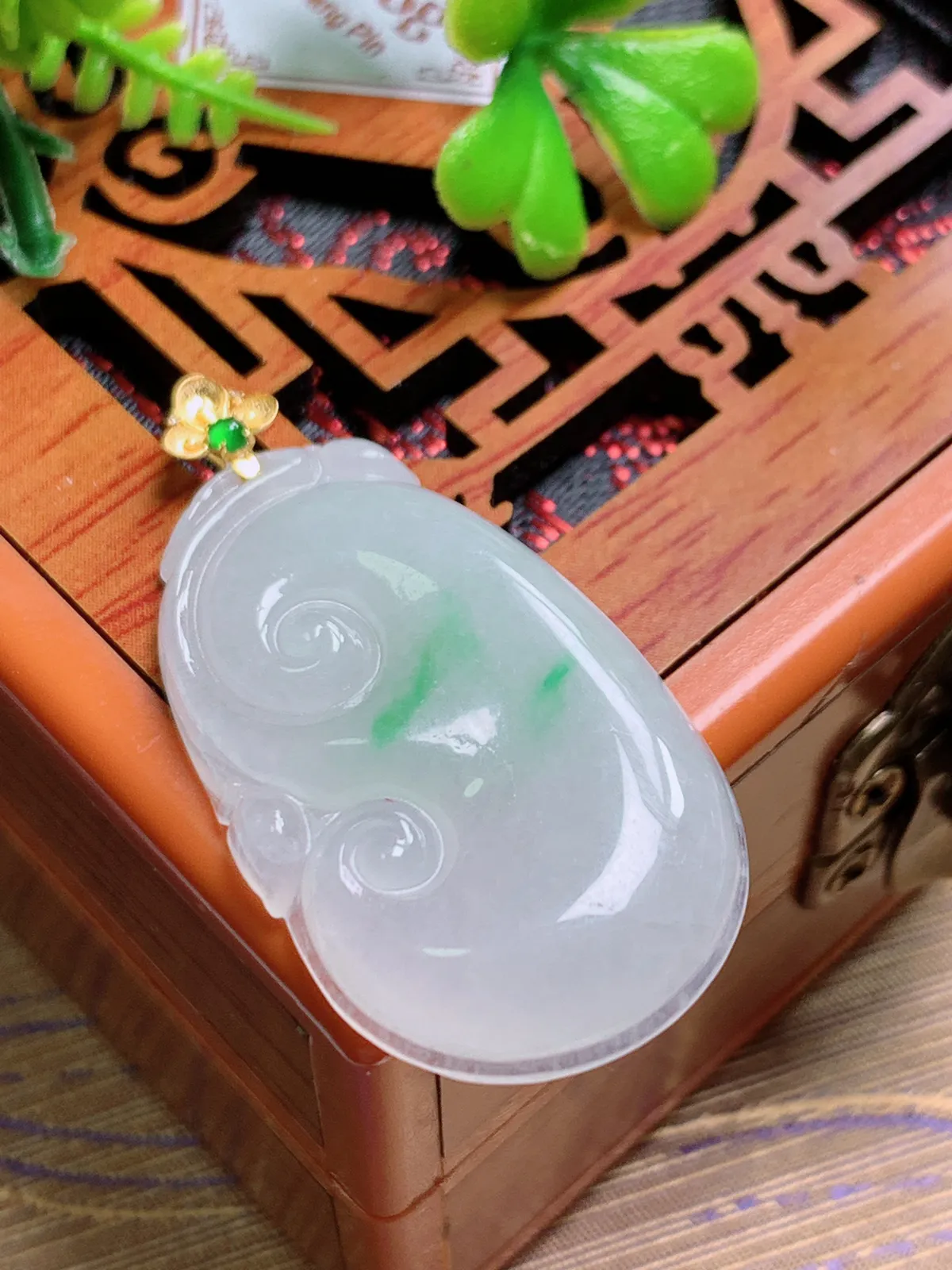 精品推荐，缅甸天然A货翡翠，18K金扣镶嵌冰种飘绿如意吊坠，种水好，颜色鲜艳，玉质水润细腻，工艺精湛