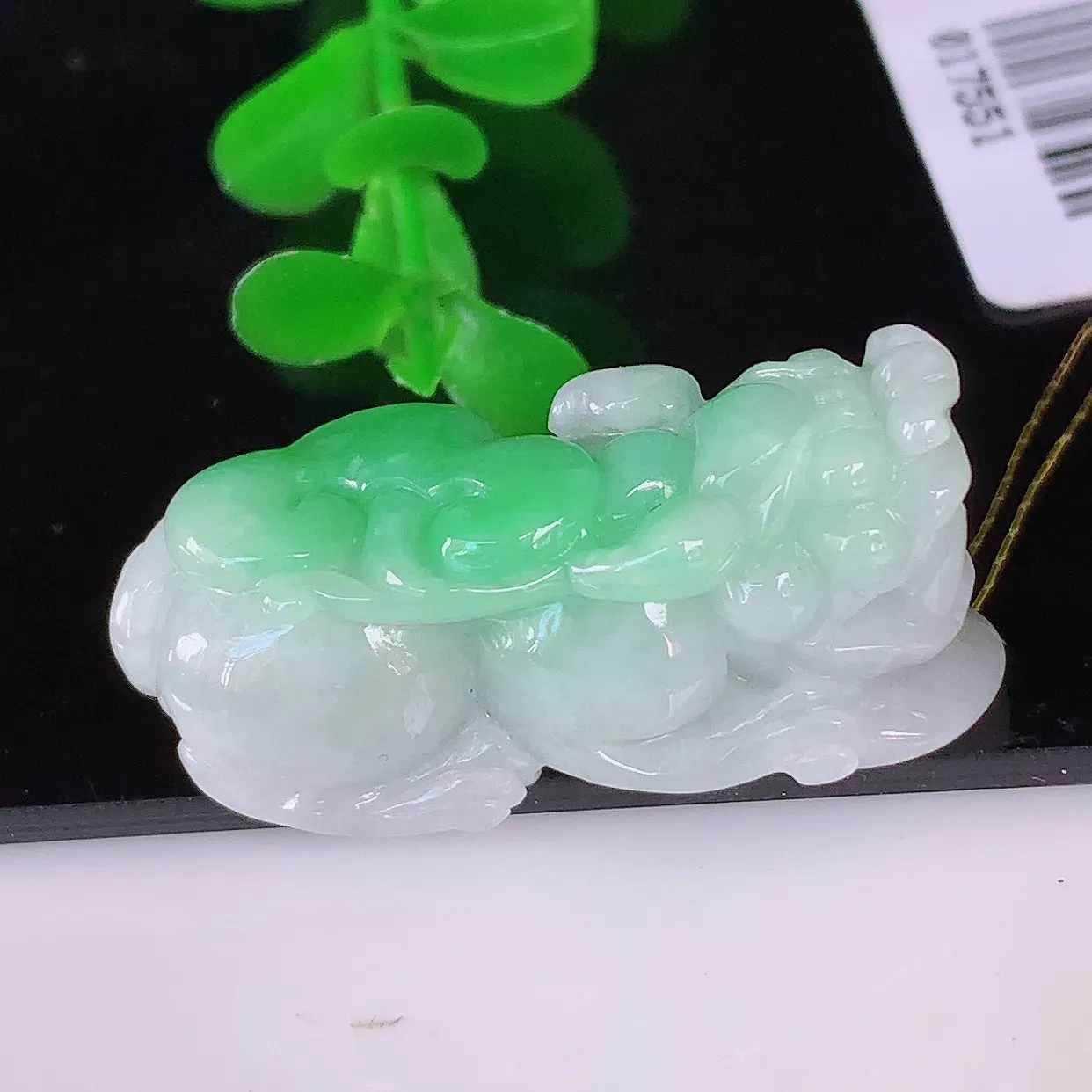 自然光实拍，冰润冰糯种飘阳绿翡翠招财貔貅吊坠，民间有“一摸貔貅运程旺盛，再摸貔貅财运滚滚，三摸貔貅平步青云 ”的美好祝愿。#35.21