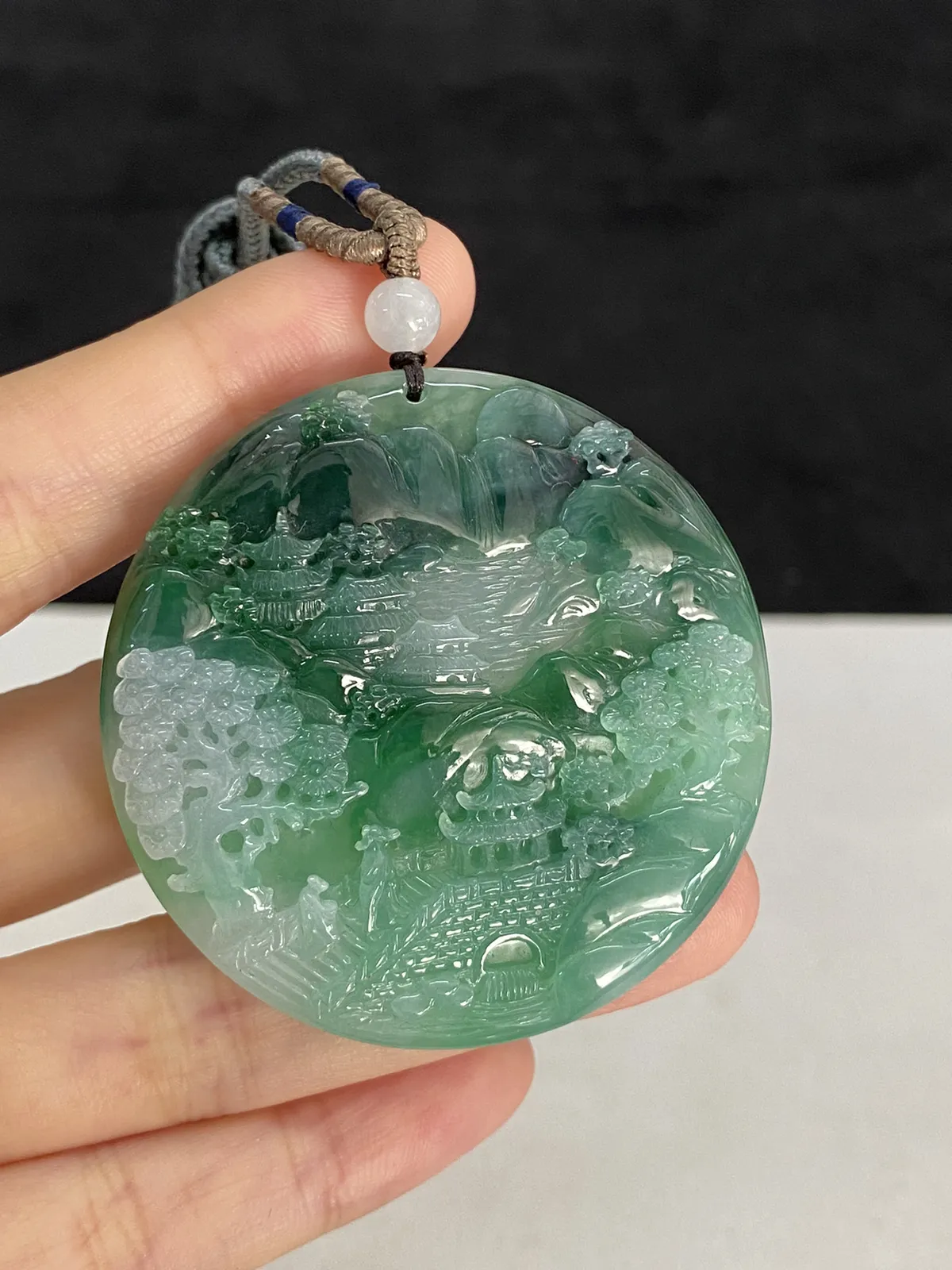 翡翠冰糯种浅绿色山水牌，配珠未测