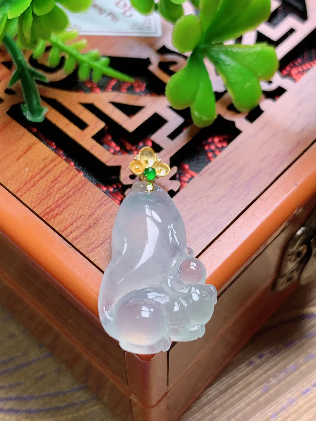 精品推荐，缅甸天然A货翡翠，18K金扣镶嵌冰种松鼠吊坠，种水好，颜色鲜艳，玉质水润细腻，工艺精湛，佩戴效果更佳。