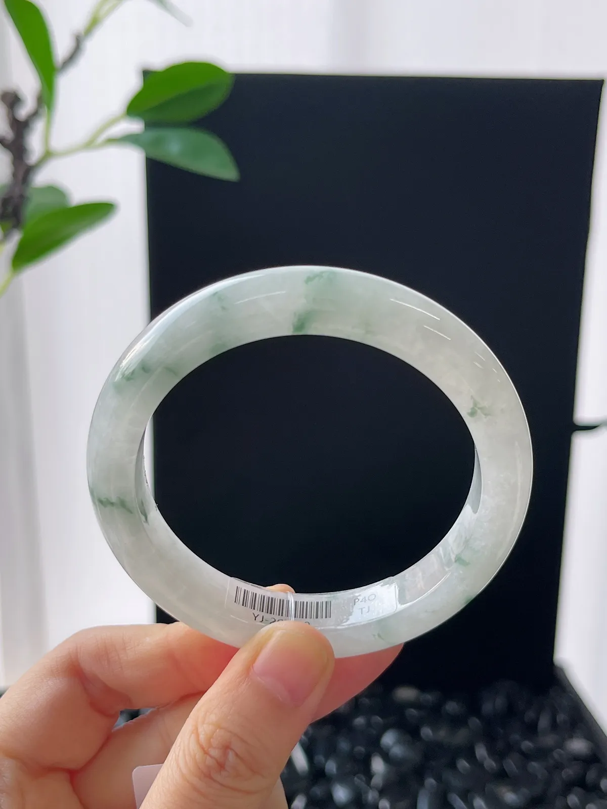 正圈54圈口，翡翠糯化种飘绿手镯