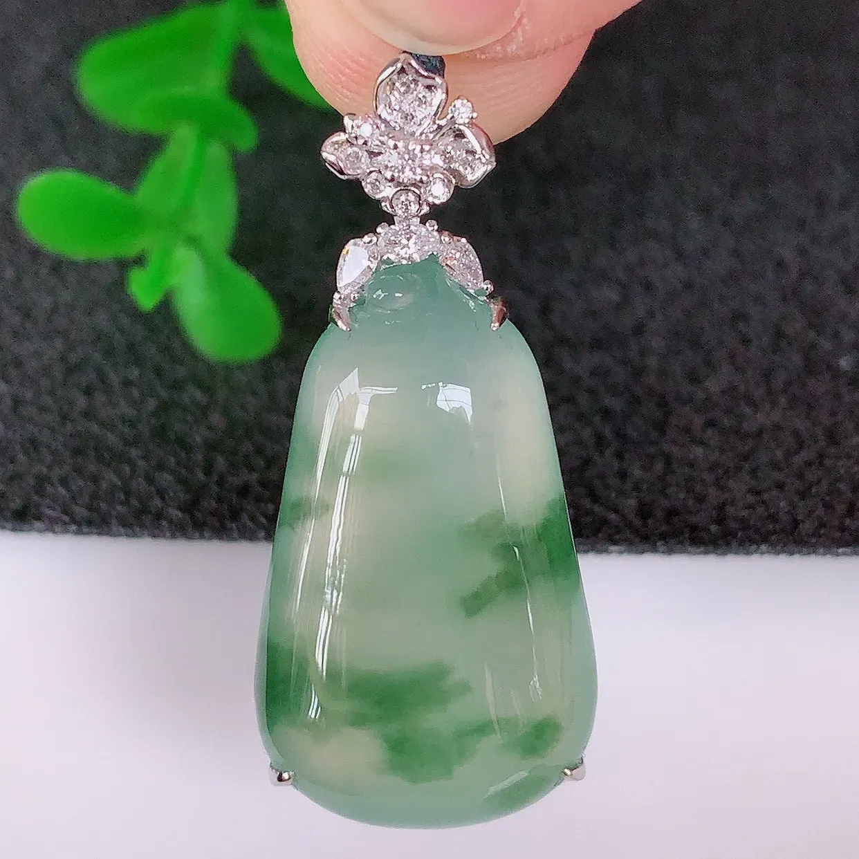 自然光实拍，18K金镶嵌冰润冰种飘绿花翡翠招财福瓜吊坠，翡翠福瓜招财瓜，冰润且起胶感，佩戴效果优雅迷人！#99.21整体32.6*14.8*7.5裸石23*14.6