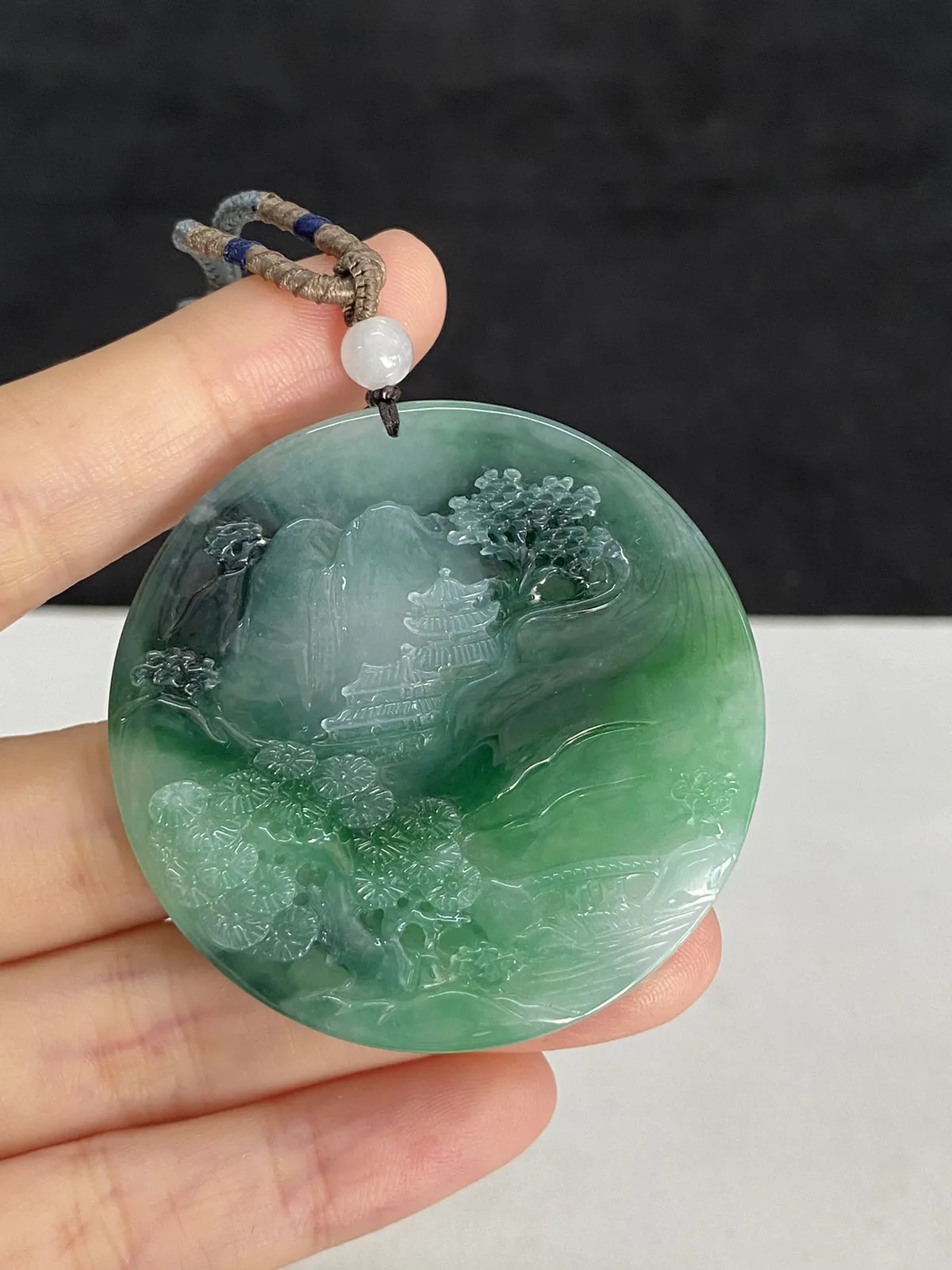 翡翠冰糯种浅绿色山水牌，配珠未测
