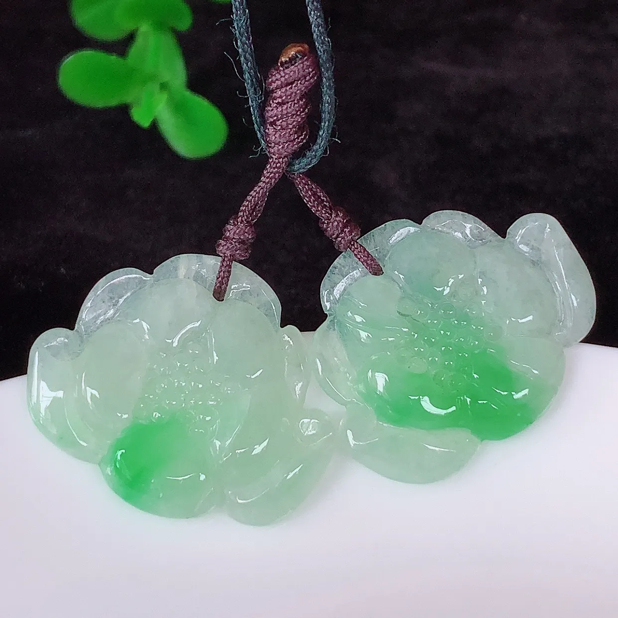 自然光实拍，冰润冰飘阳绿翡翠莲花吊坠，种老水足，翠色灵动，寓意美好，佩戴时尚出众！#41.21