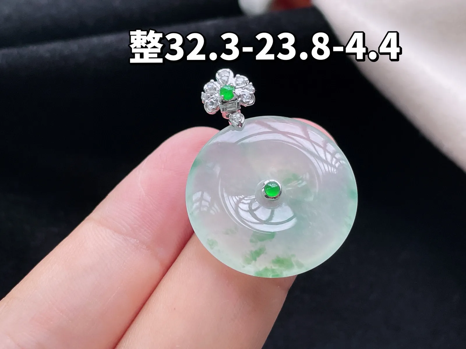 18K 冰种飘花·平安扣

整32.3-23.8-4.4