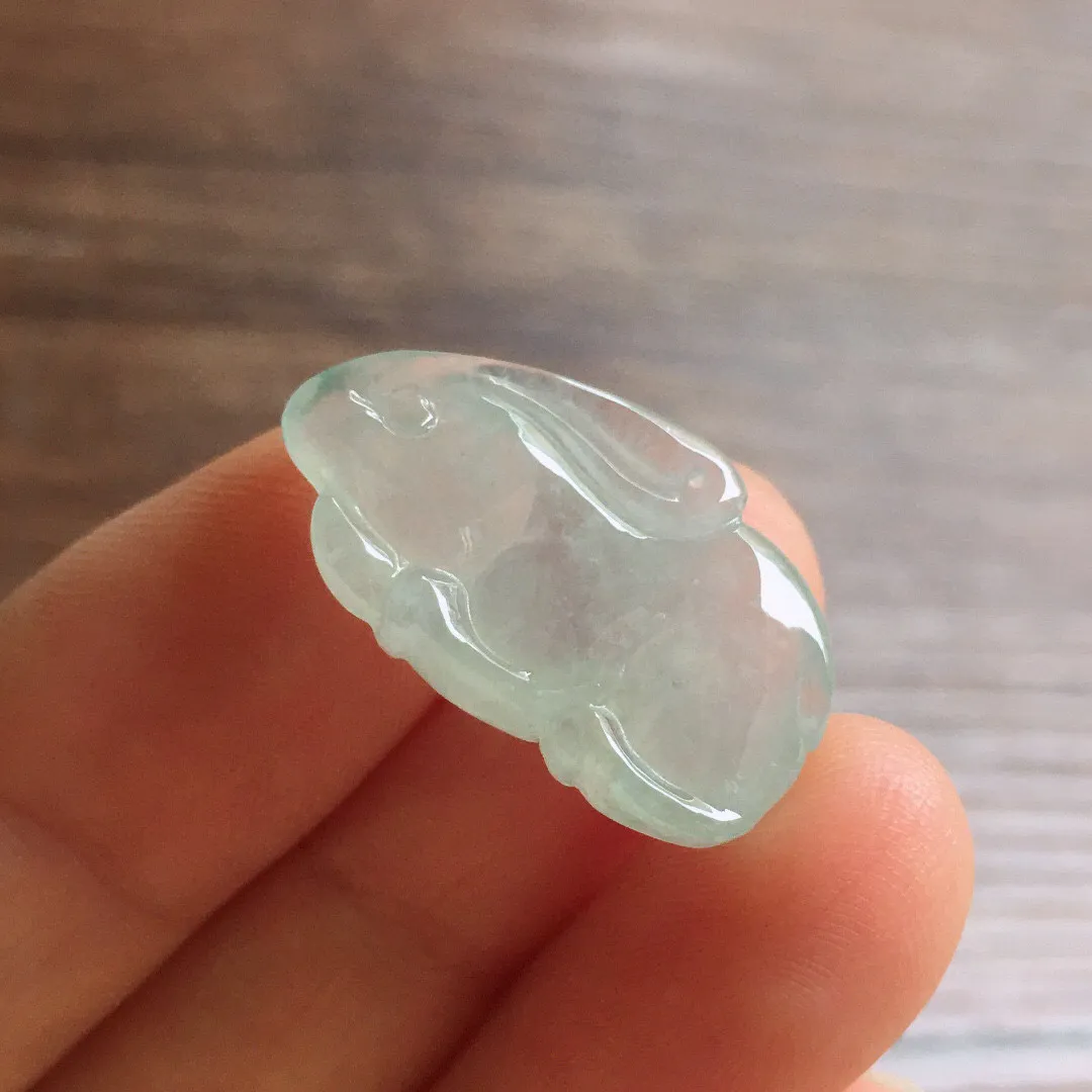 冰种小兔，冰润细腻，品相可爱，种水足，整体尺寸24.3*14.2*6.4