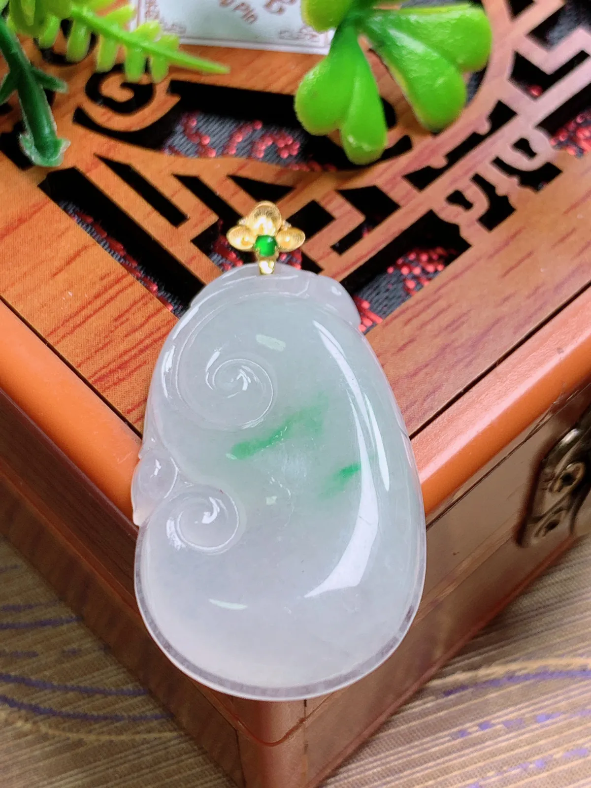 精品推荐，缅甸天然A货翡翠，18K金扣镶嵌冰种飘绿如意吊坠，种水好，颜色鲜艳，玉质水润细腻，工艺精湛，佩戴效果更佳。