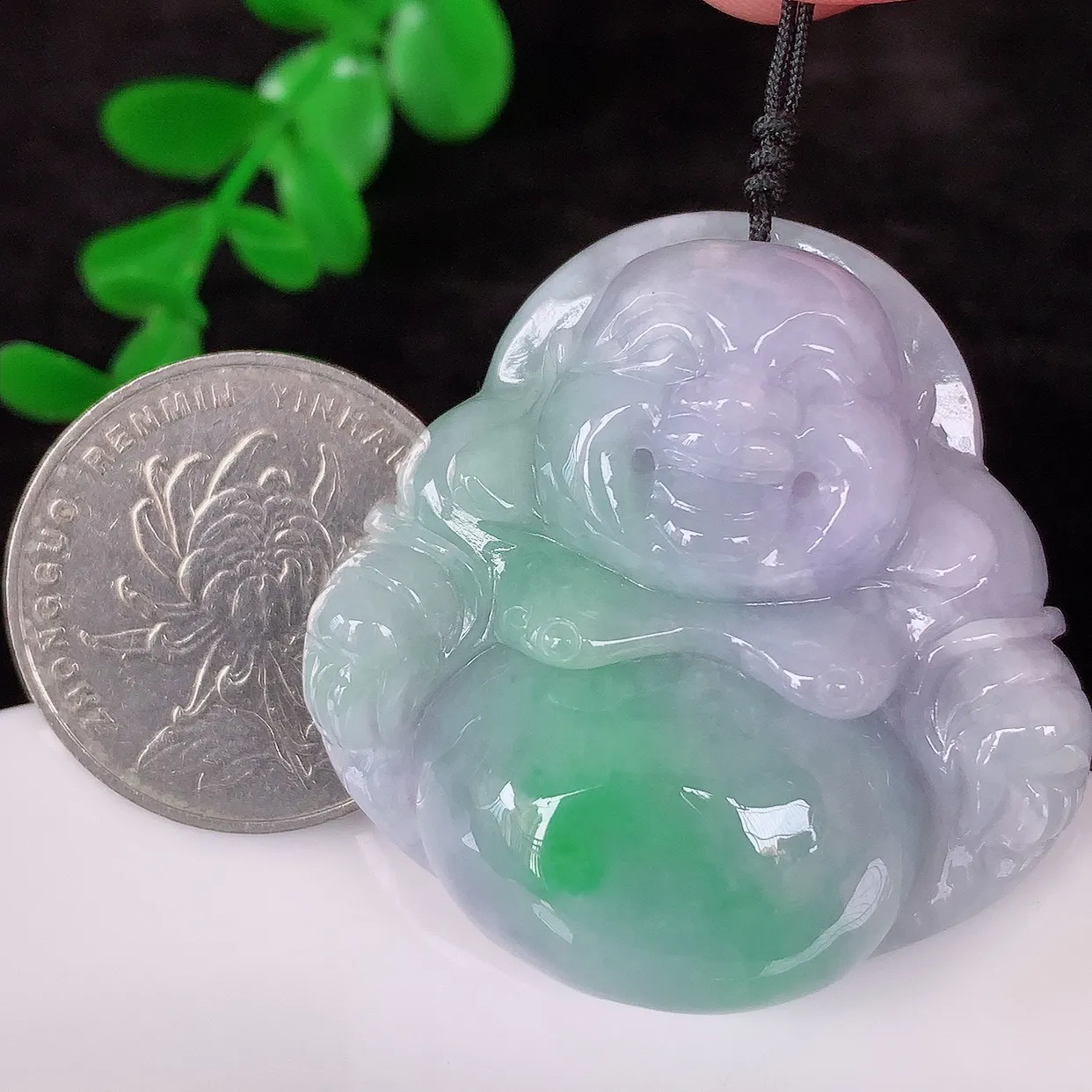 自然光实拍，大件厚装冰润冰糯种春彩翡翠佛公吊坠，饱满， 佛公亦保平安，寓意有福（佛公）相伴，配戴优雅迷人！#41.21