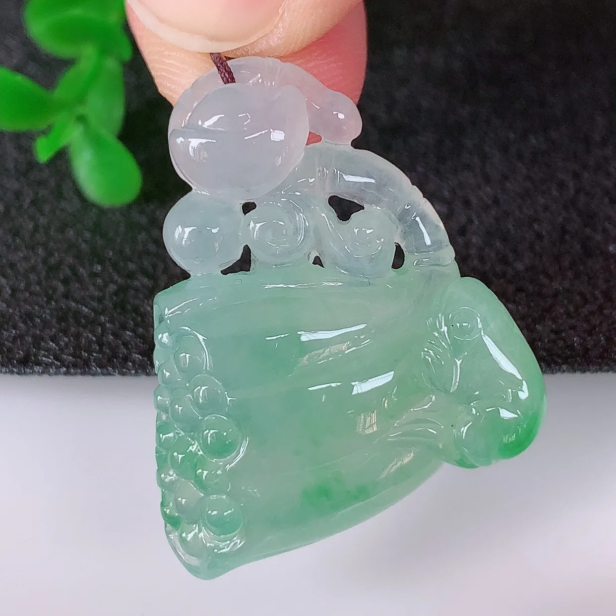 自然光实拍，冰润冰种飘绿翡翠招财莲蓬吊坠，水润精细，寓意路路都通，有着促进事业有运！#02.21