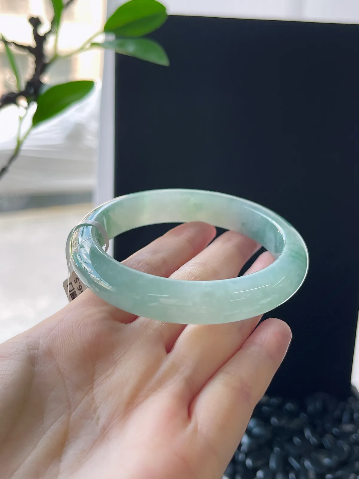 正圈57圈口，翡翠糯化种浅绿色手镯